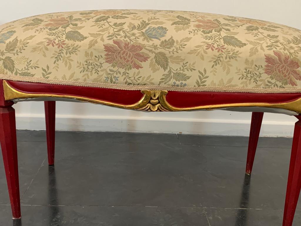 Art Deco cardinal red lacquered pouf with carved details, 1930s For Sale 1