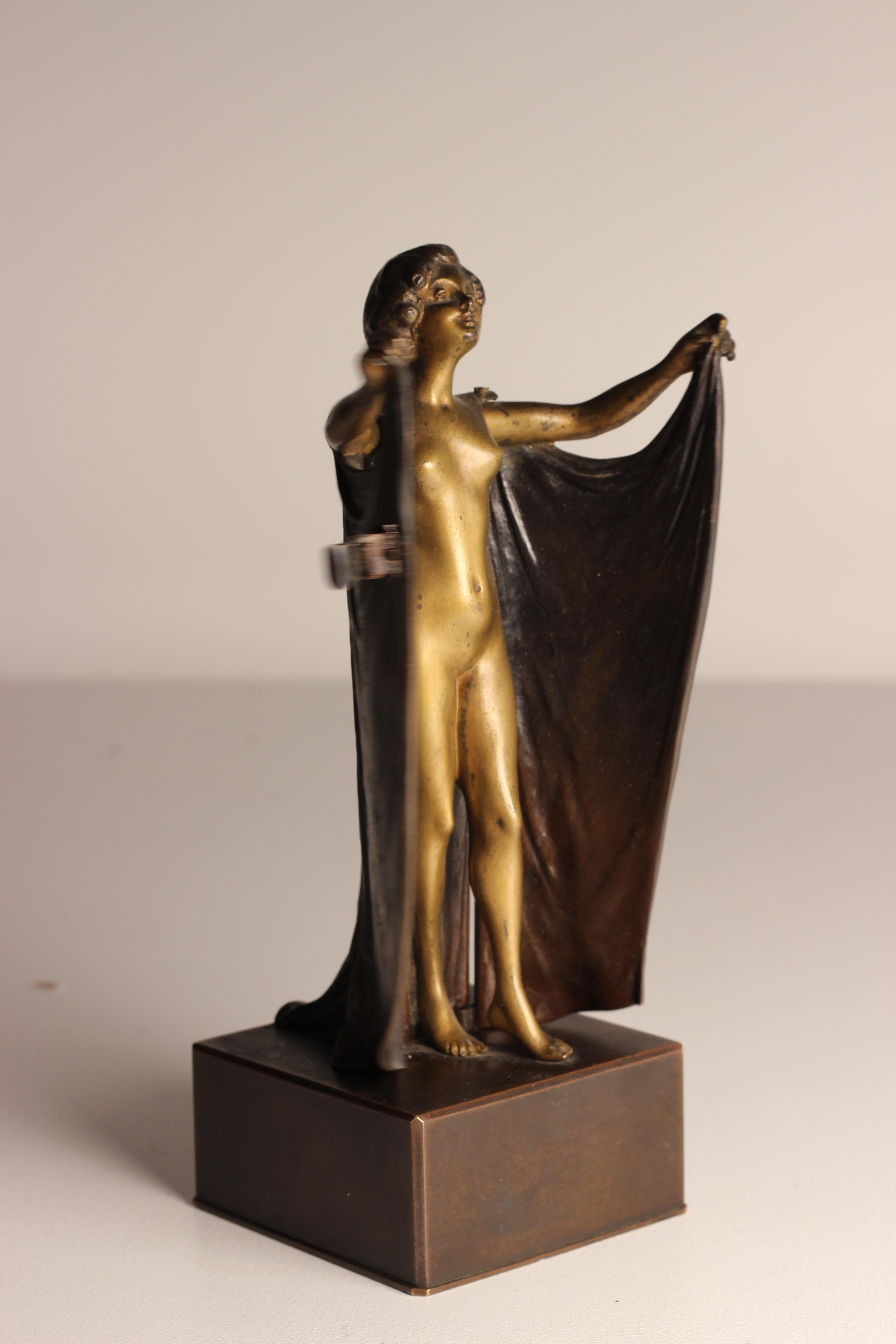 Art Deco Carl Kauba Automaton Bronze Nude with Mechanical Cape 1920’s Austria

A captivating and rare Art Deco automaton bronze sculpture by Carl Kauba (Austrian, 1865–1922), depicting a confident nude female figure with a mechanical cape mechanism.