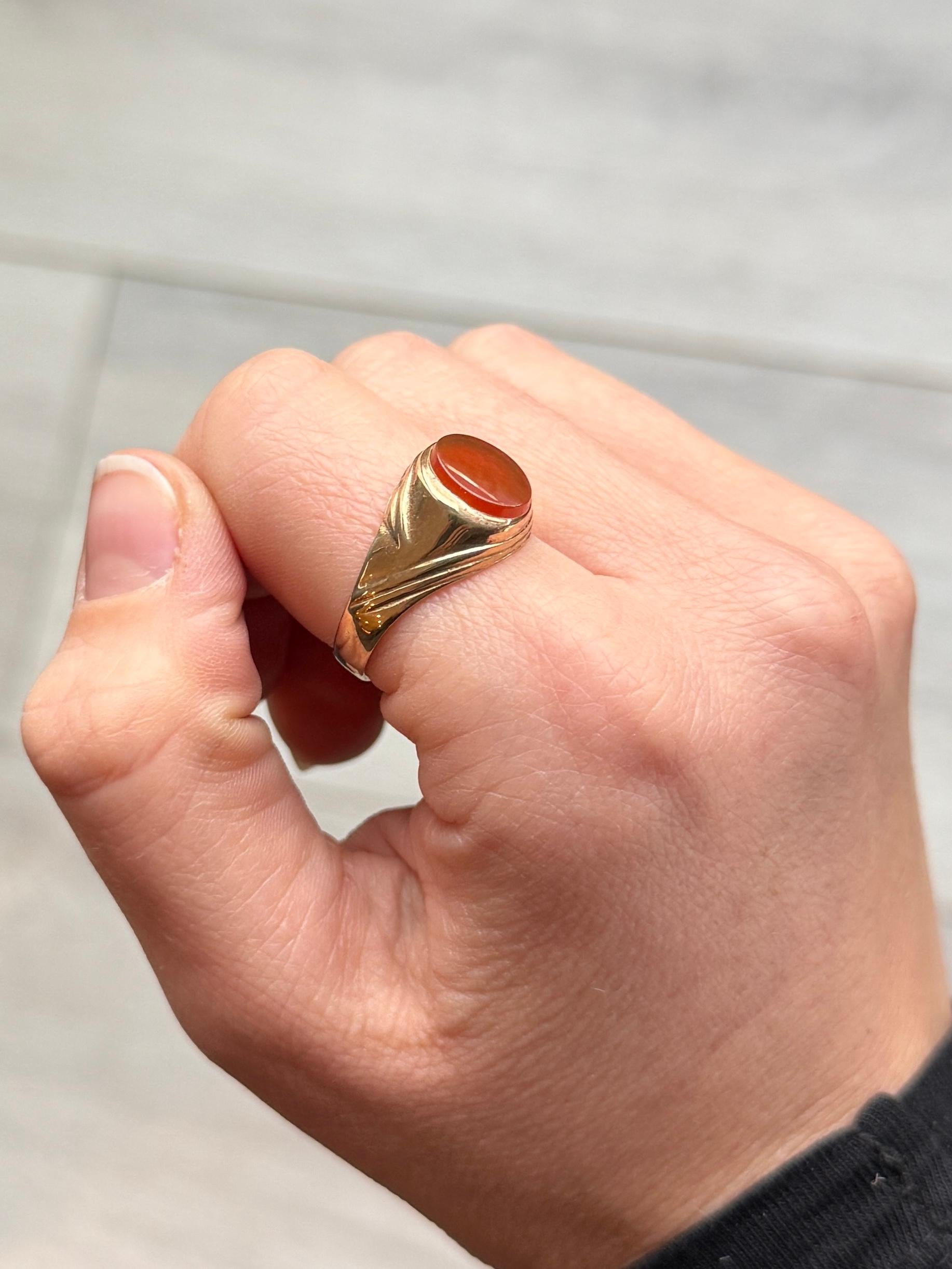 The deep red carnelian is complimented perfectly by the 9ct yellow gold in this signet ring. Hallmarked Birmingham 1976.

Ring Size: S 1/2 or 9 1/4 
Stone Dimensions: 10x8mm 

Weight: 3.7g