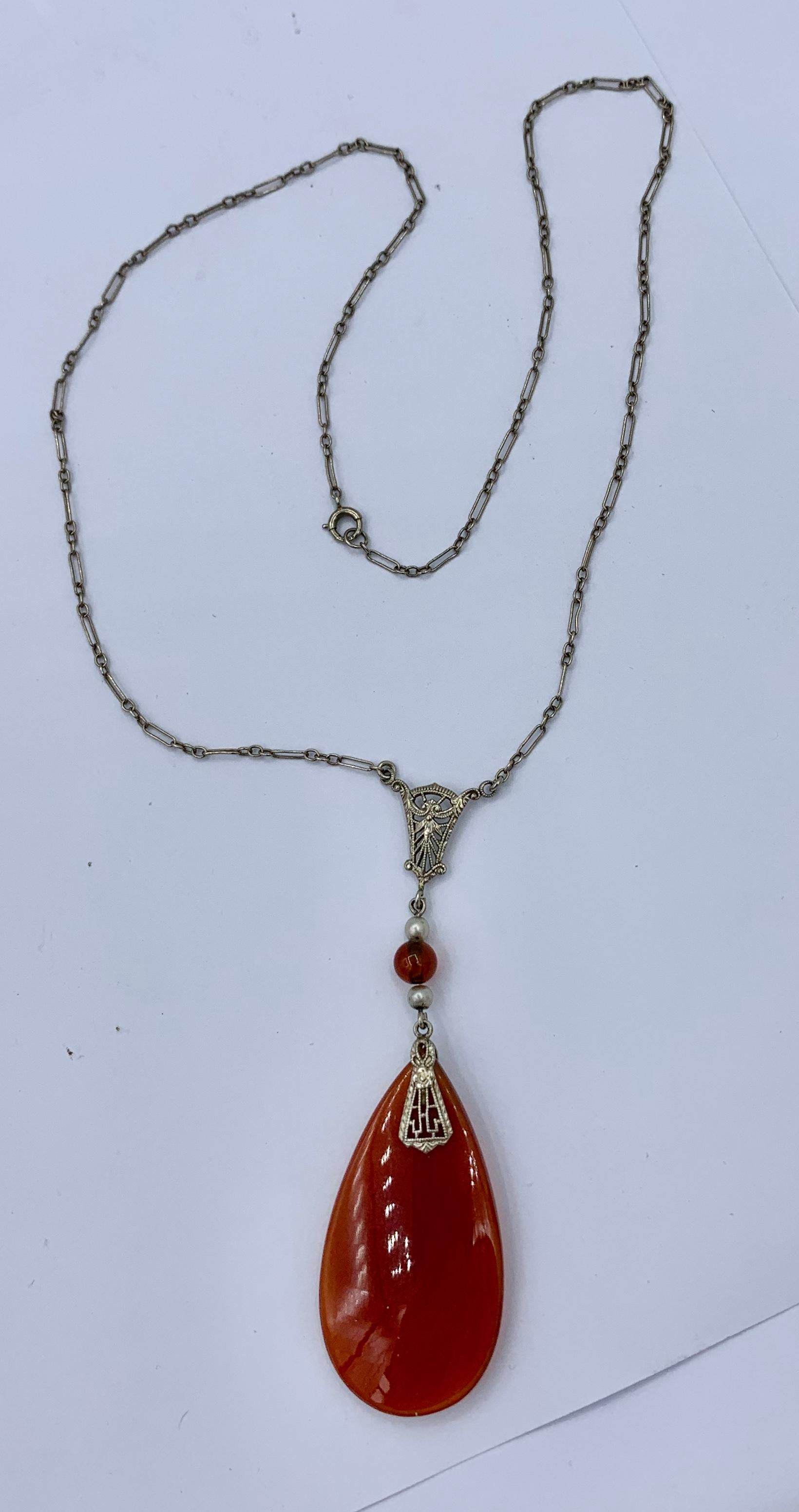 Art Deco Carnelian Pearl Necklace Filigree 14 Karat White Gold Antique In Excellent Condition For Sale In New York, NY