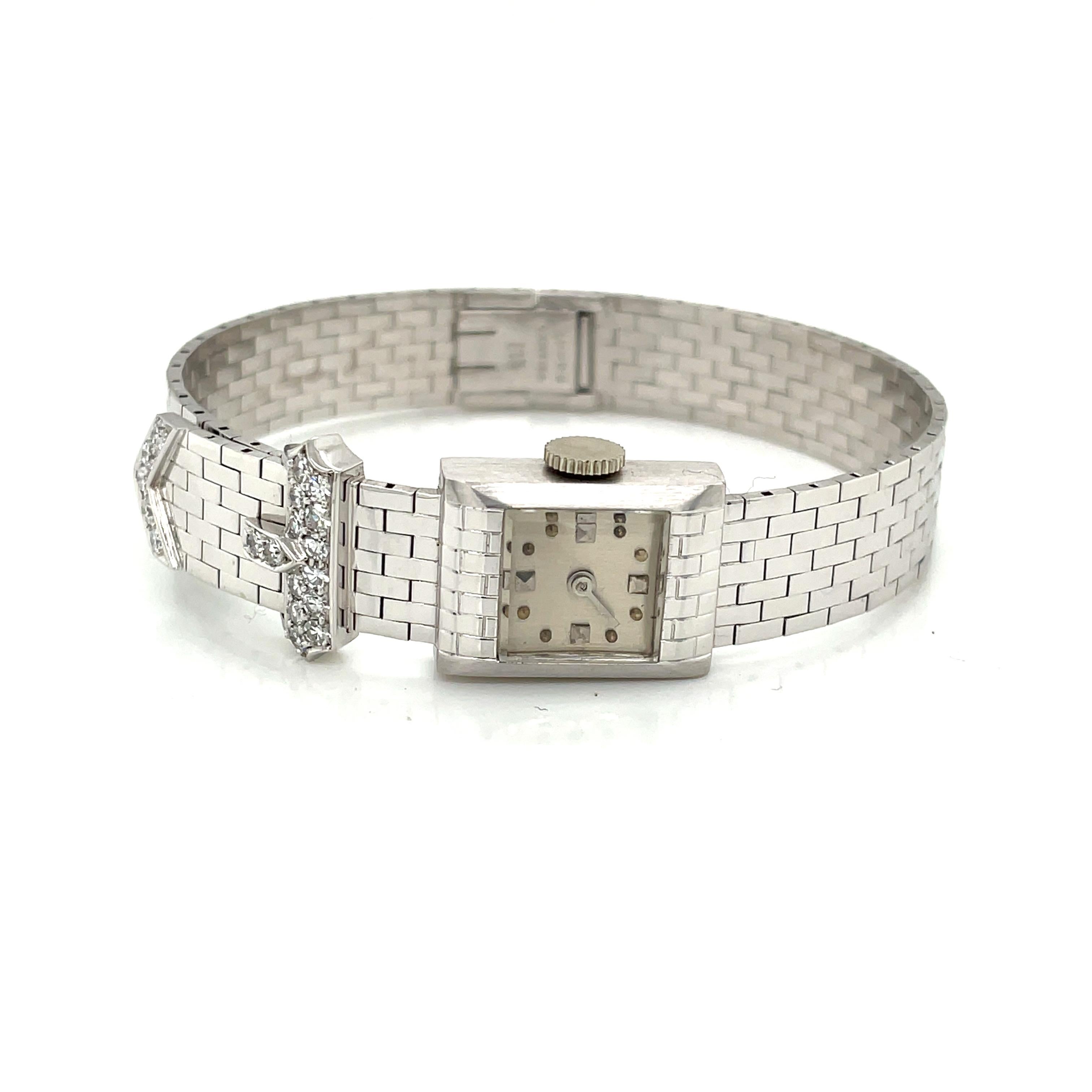 Exquise Cartier vintage rehaussée de diamants, ce bracelet Art Deco en or blanc 14 carats abrite une montre CXC à mouvement à remontage manuel Concord 17 rubis.
avec boîtier de montre en or blanc satiné A.I.C. #2546 et fermoir à boucle de Cartier