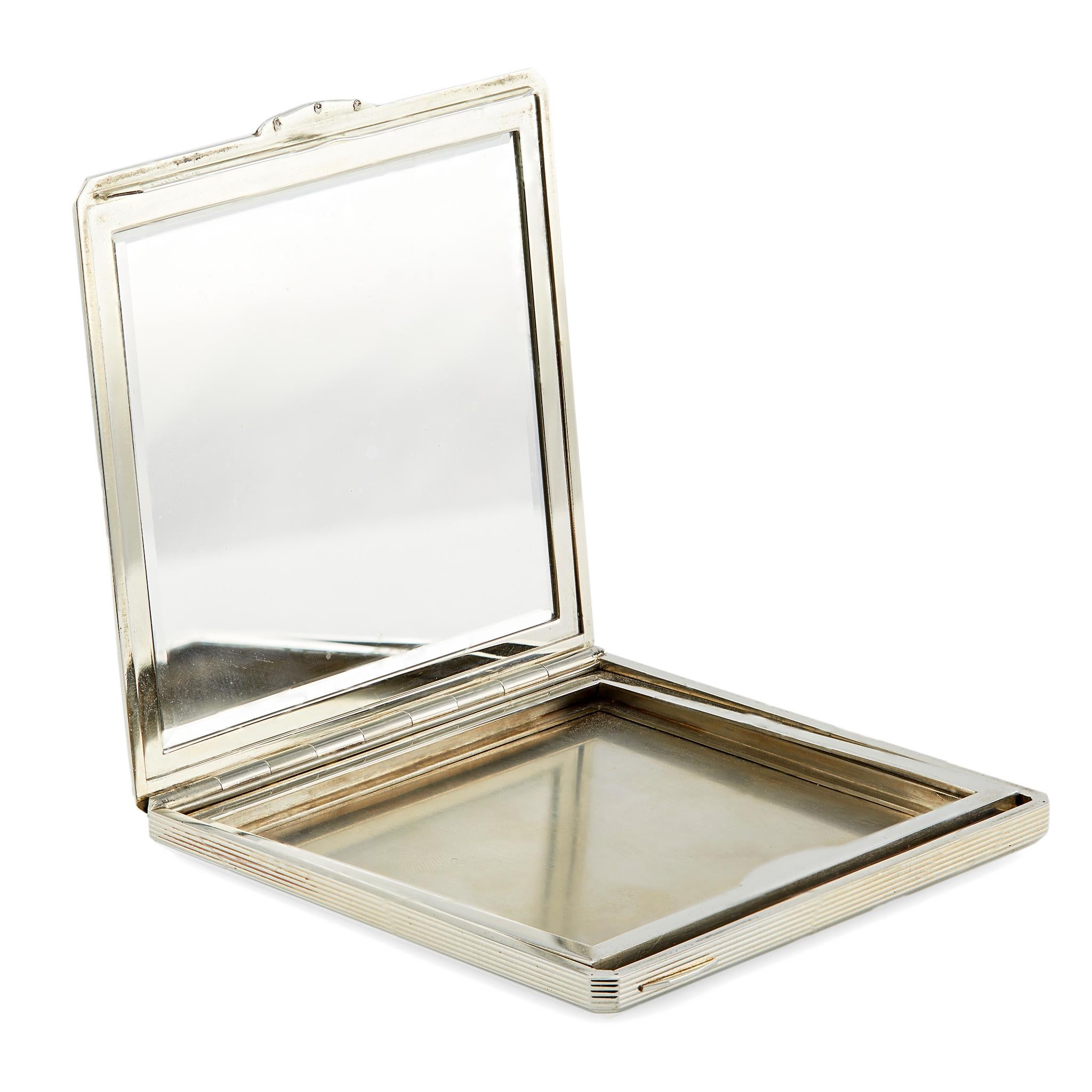 Taille simple Cartier Poudrier Art Déco en or blanc 14 carats avec monogramme