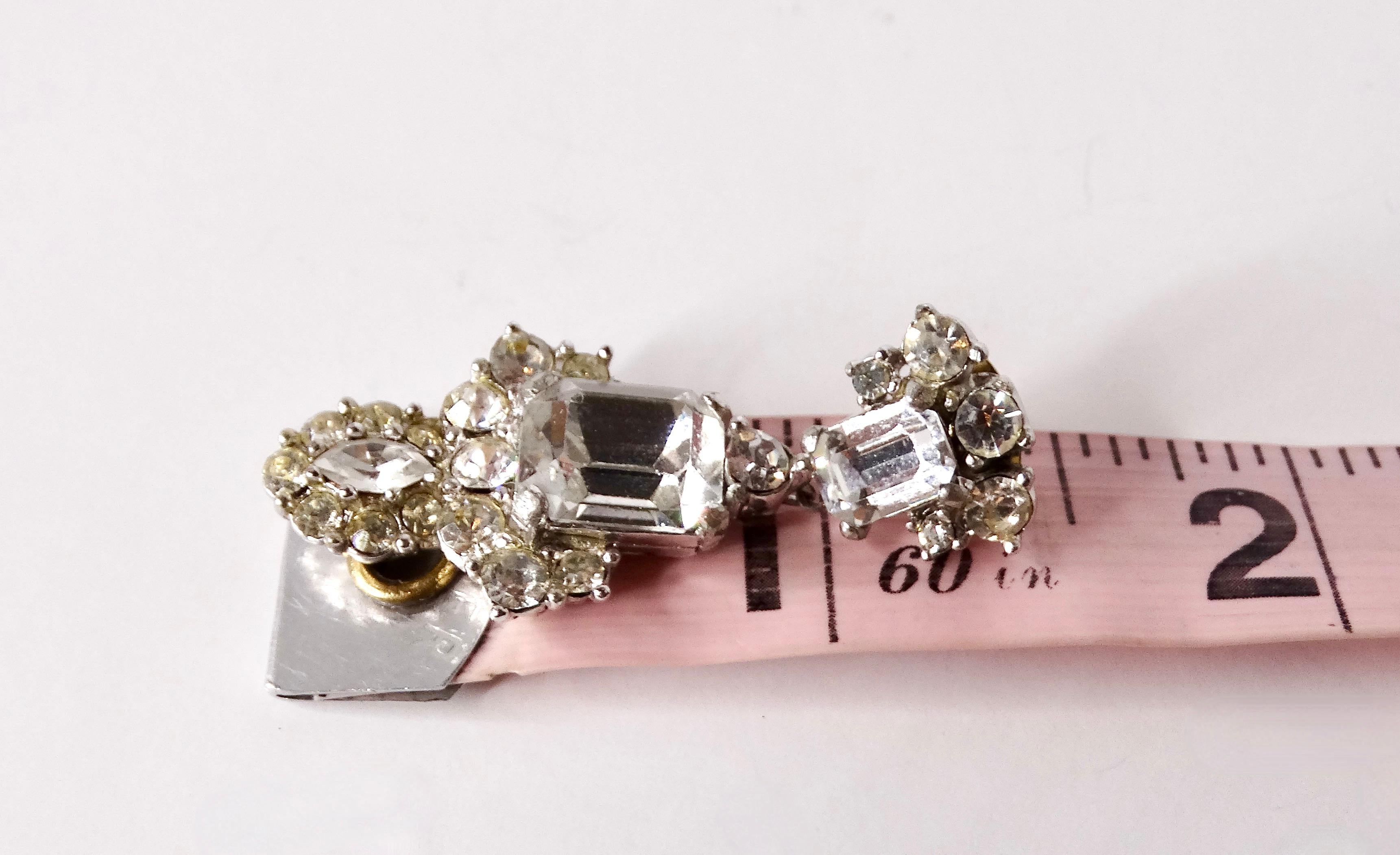Donna Orecchini pendenti in argento placcato Art Deco Cartier con strass in vendita