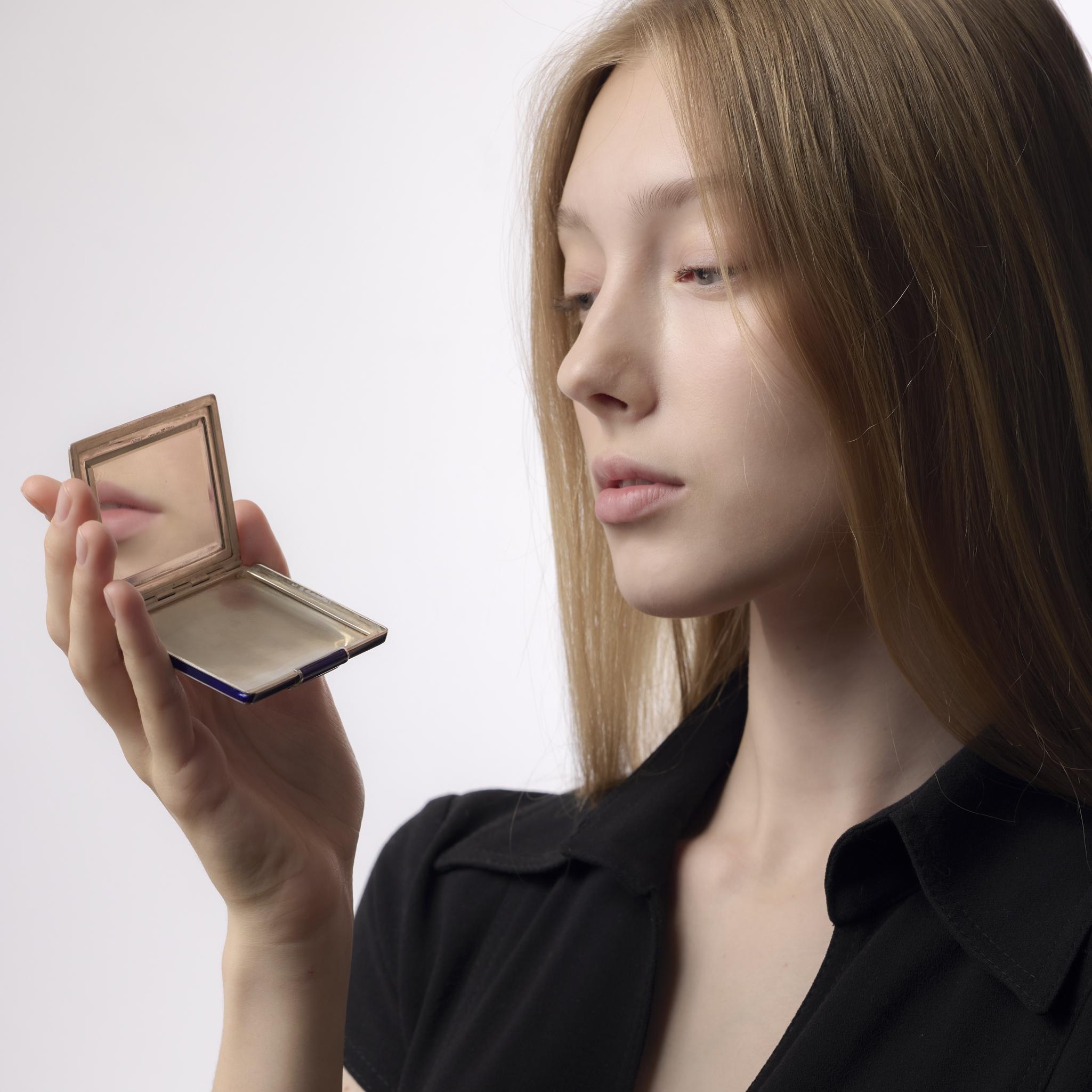 This exquisite Art Deco Cartier compact showcases refined silver craftsmanship enhanced by rich blue enamel, reflecting timeless elegance and iconic 1930s sophistication.