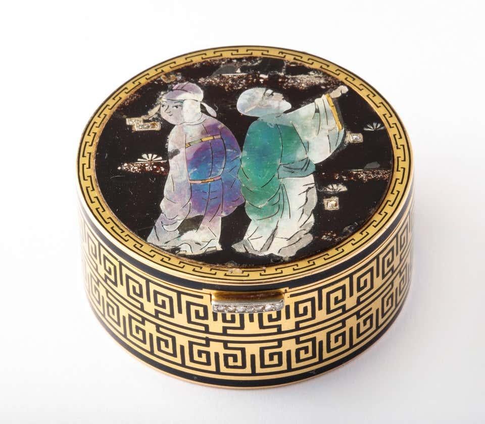 Art Deco Cartier Paris Chinoiserie Lac Burgaute Enamel Gold Pill Box In Excellent Condition For Sale In New York, NY