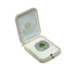 Broche Art Déco Cartier de platino, diamantes y peridotos