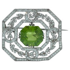 Broche Art Déco Cartier de platino, diamantes y peridotos