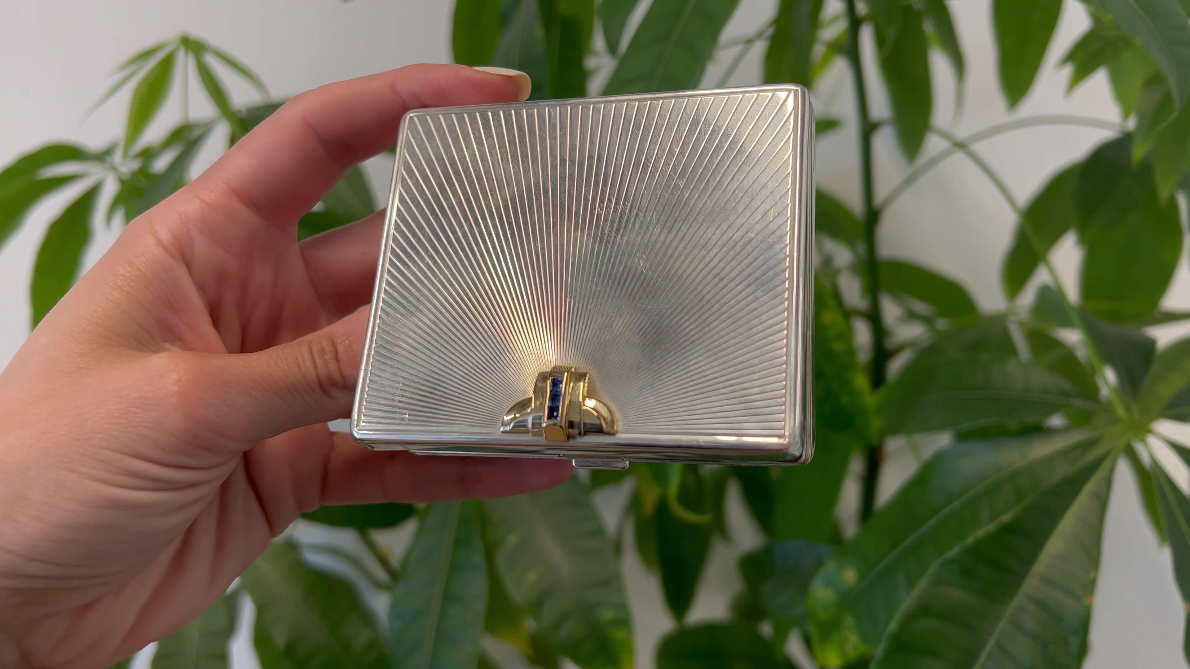 Ein Art Deco Cartier Saphir Sterling Silber 18k Gelbgold Box. Mit drei quadratischen Saphiren im Stufenschliff mit einem Gesamtgewicht von etwa 0,30 Karat. Gefertigt aus Sterlingsilber mit Saphiren in 18 Karat Gelbgold mit einem Innenleben aus 18