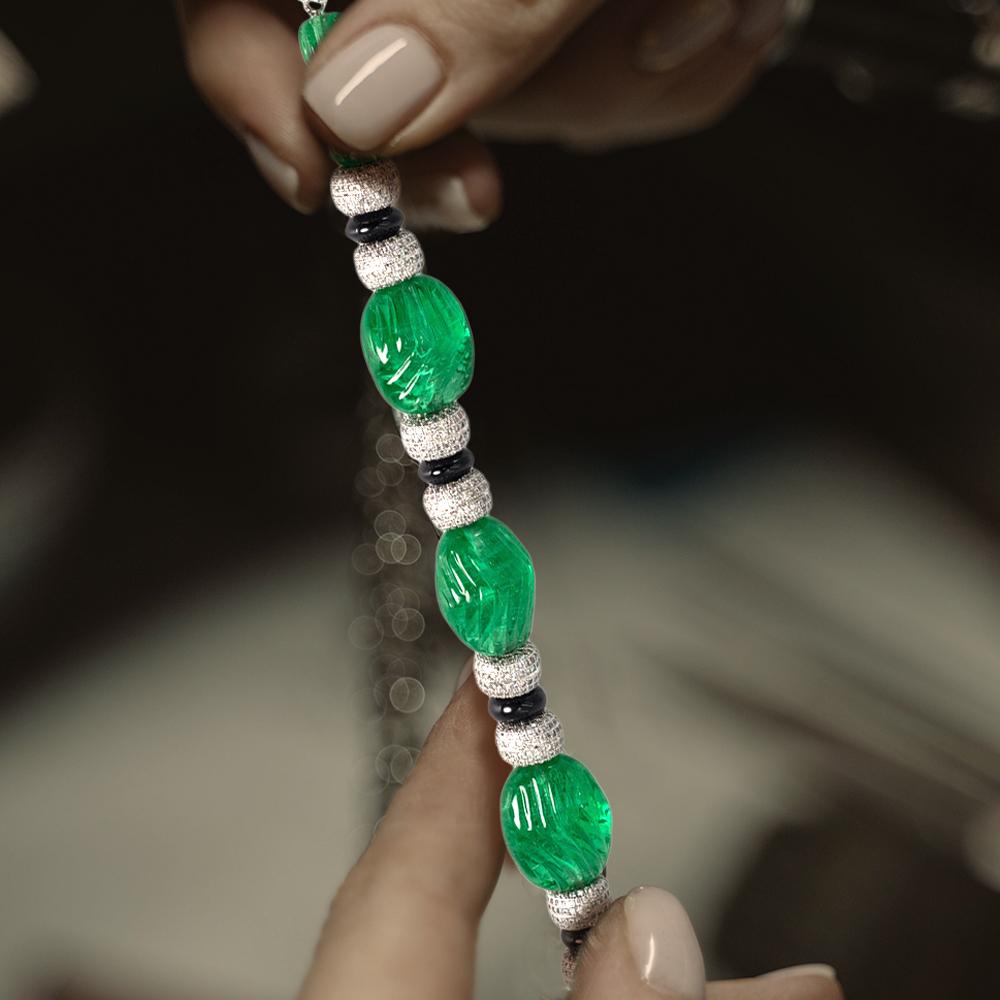 Kostümschmuck Art Deco Cartier Stil Smaragd-Diamant-Schmuck  Armband von Clive Kandel (Art déco) im Angebot