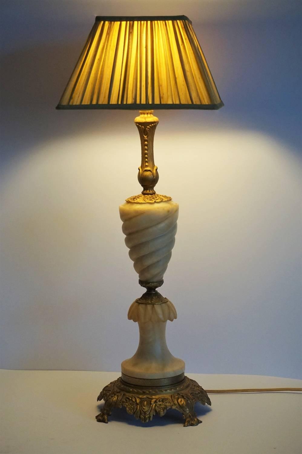 Art Deco Carved Alabaster and Gilt Bronze Table Lamp, Italy, 1940s For Sale 1