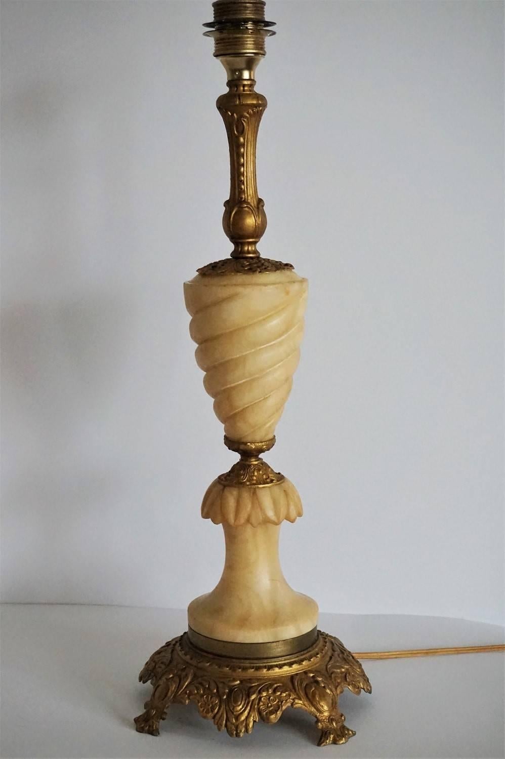 Art Deco Tischlampe aus geschnitztem Alabaster und vergoldeter Bronze:: Italien:: 1940er Jahre (Seide) im Angebot