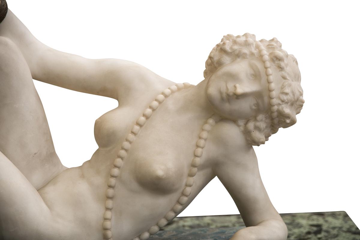 Figure Art Déco en albâtre sculpté d'une femme nue posant

France, vers 1920

Sculptée à la main, elle représente une femme nue portant un collier et un bandeau sur une base en marbre sculpté d'origine.
 