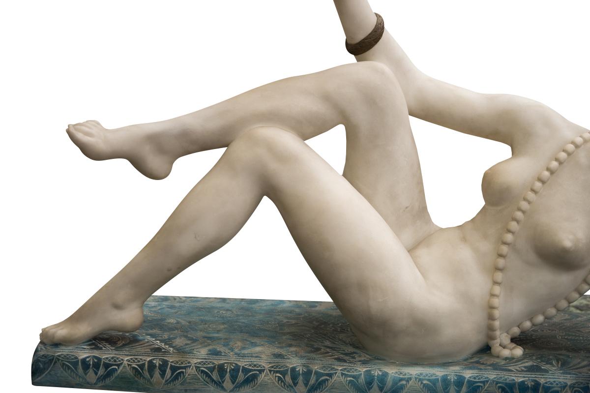 Art nouveau Figure en albâtre sculptée Art déco d'une femme nue en position de pose, circa 1920 en vente