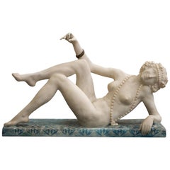 Figure en albâtre sculptée Art déco d'une femme nue en position de pose, circa 1920