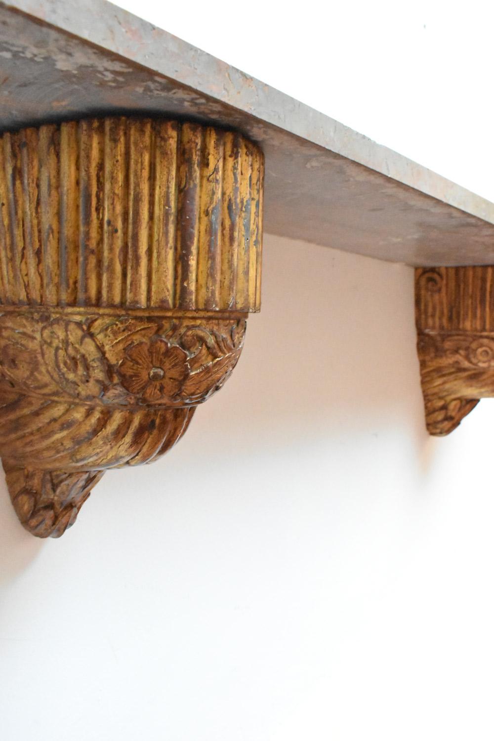 Geschnitzte und vergoldete Holzkonsole im Art déco-Stil mit rechteckiger Marmorplatte in Braun- und Grautönen. Portugal, 1930er Jahre.