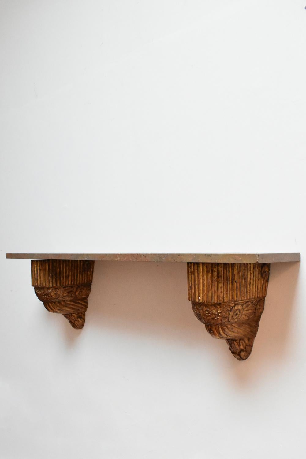 Geschnitzte und vergoldete Holzkonsole im Art déco-Stil, 1930er Jahre. (Portugiesisch) im Angebot