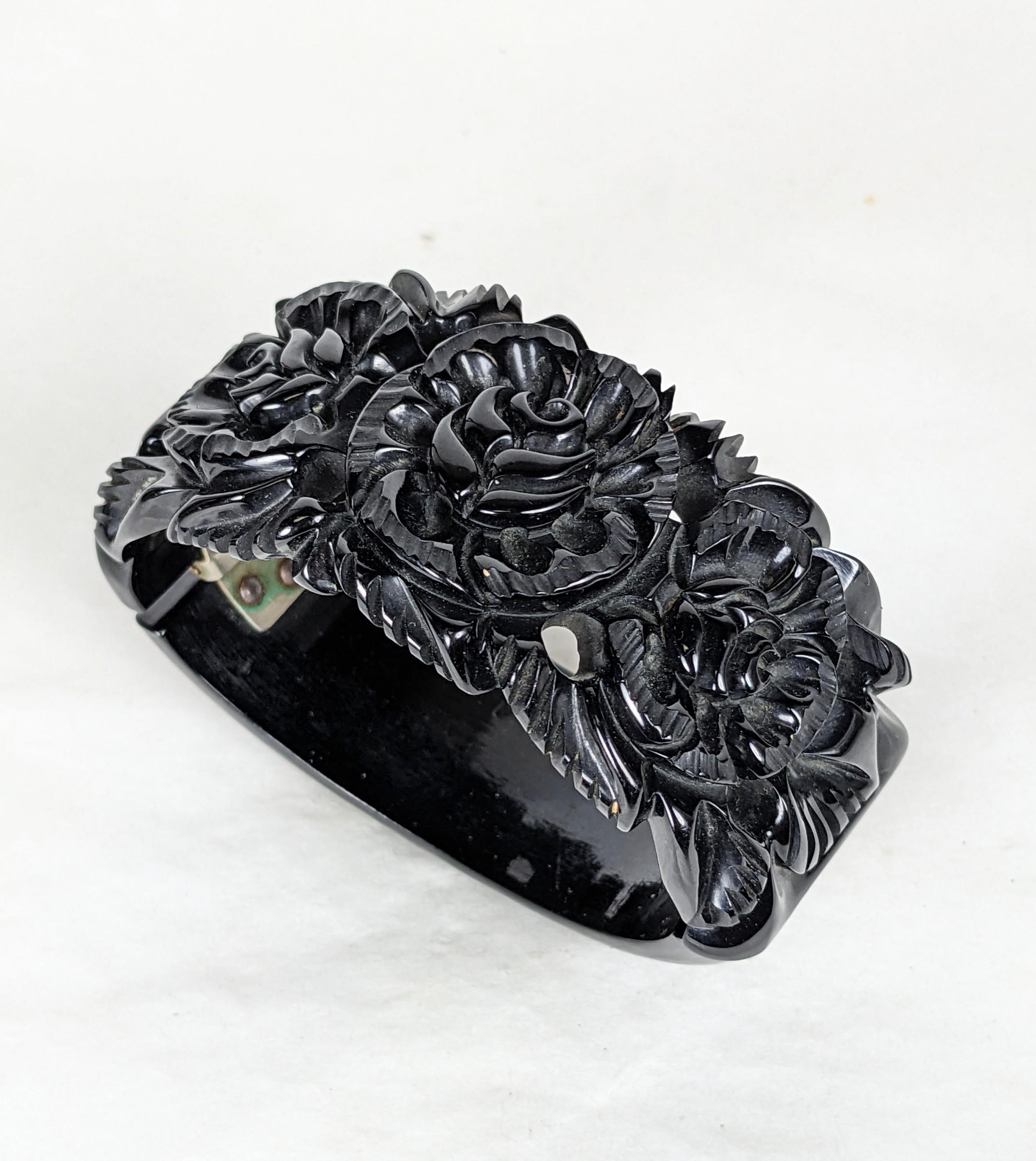 Art Deco geschnitzt Bakelit Clamper Manschette aus den 1930er Jahren. Handgeschnitztes schwarzes Bakelit mit verschnörkelten Rosen- und Blattmotiven. Federverschluss. 1,25