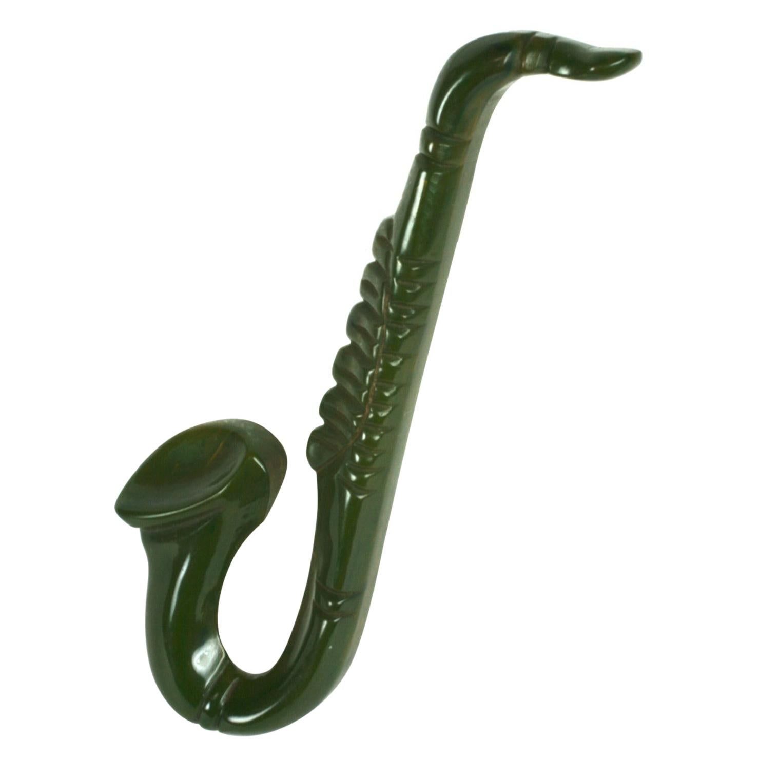 Broche Saxophone Art Déco en bakélite sculptée en vente