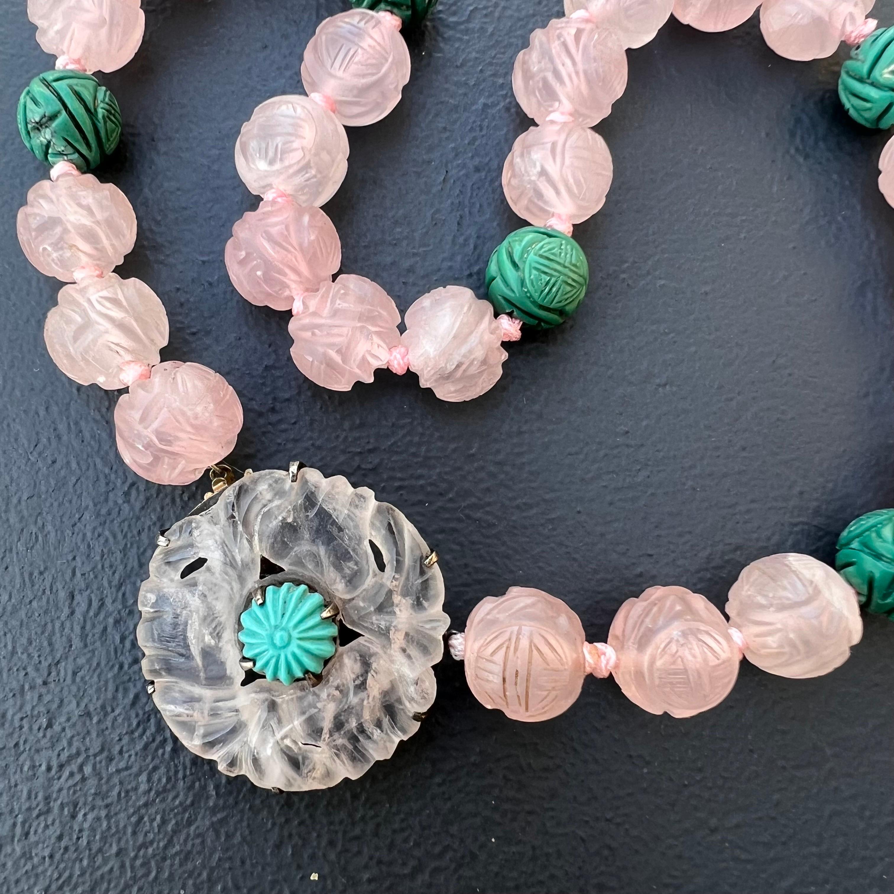 Geschnitzter chinesischer Rosenquarz-Türkis im Art déco-Stil  Perlenhalsband Halskette im Angebot 1