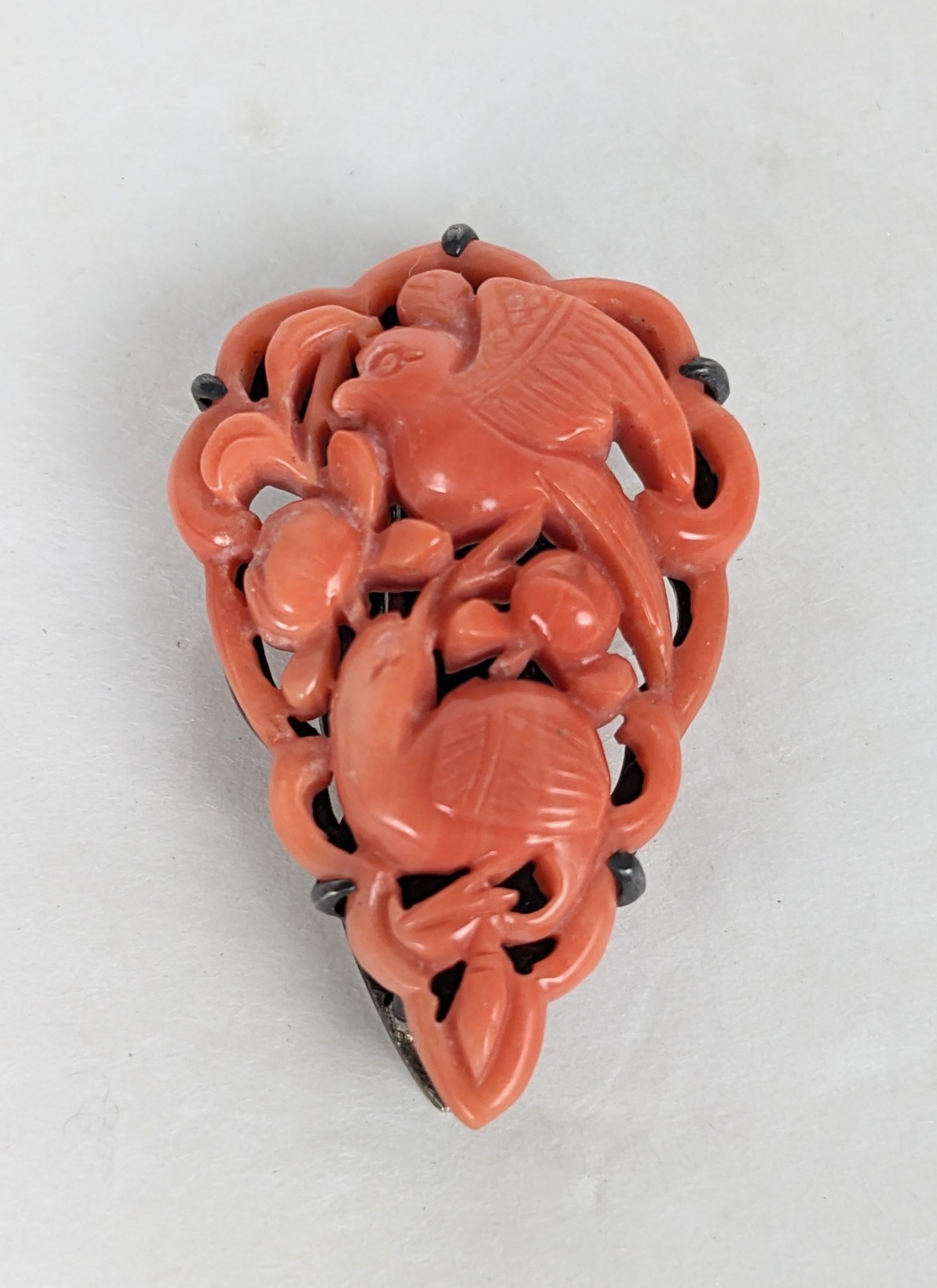 Elegant Clip Art Deco en corail sculpté d'oiseaux et de fruits sertis dans de l'argent. Sculptée à la main en Chine vers 1920 dans un motif percé. Fonctionne bien comme un pendentif accroché à des perles. 1.25