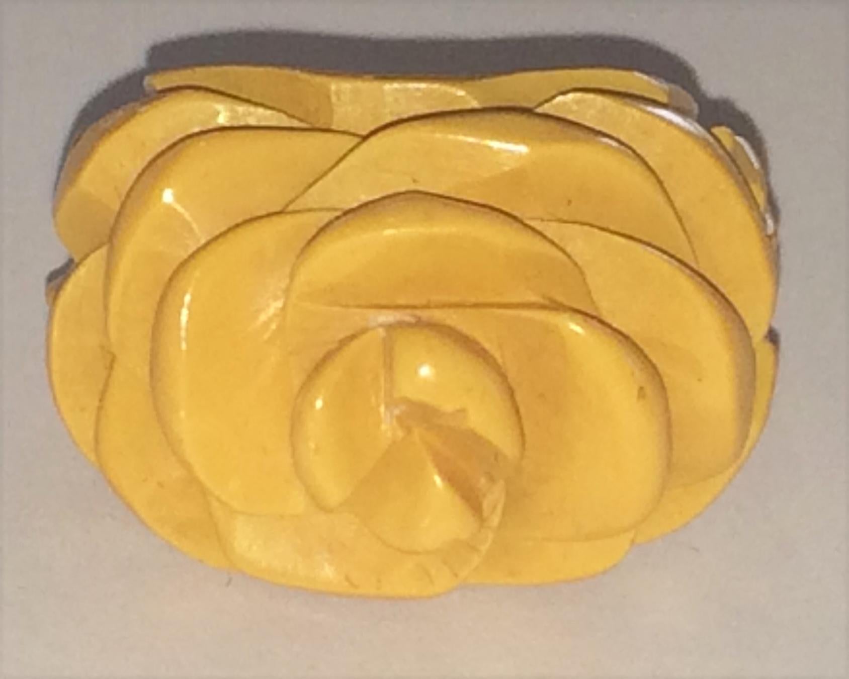 Art Deco Carved Bakelite Rose, in Yellow colour. Very detailed design, capturing the image of a rose perfectly, with a leaf to each shoulder. Dimensions are approx..: Internal dia., 16mm; band width varies 4mm at rear, to 16mm at rose width,