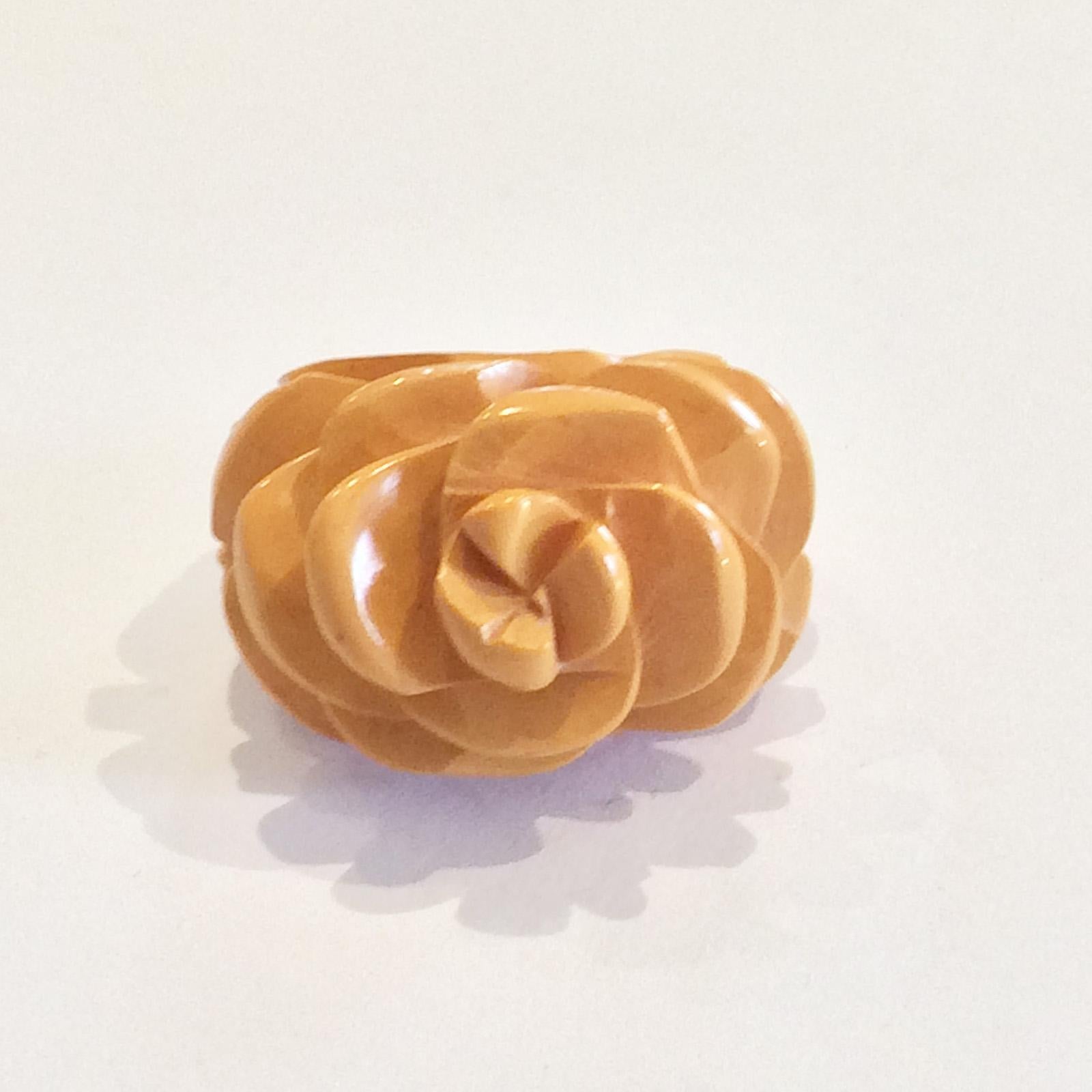 Art Deco Carved corn yellow Bakelite ring In Good Condition In Daylesford, Victoria