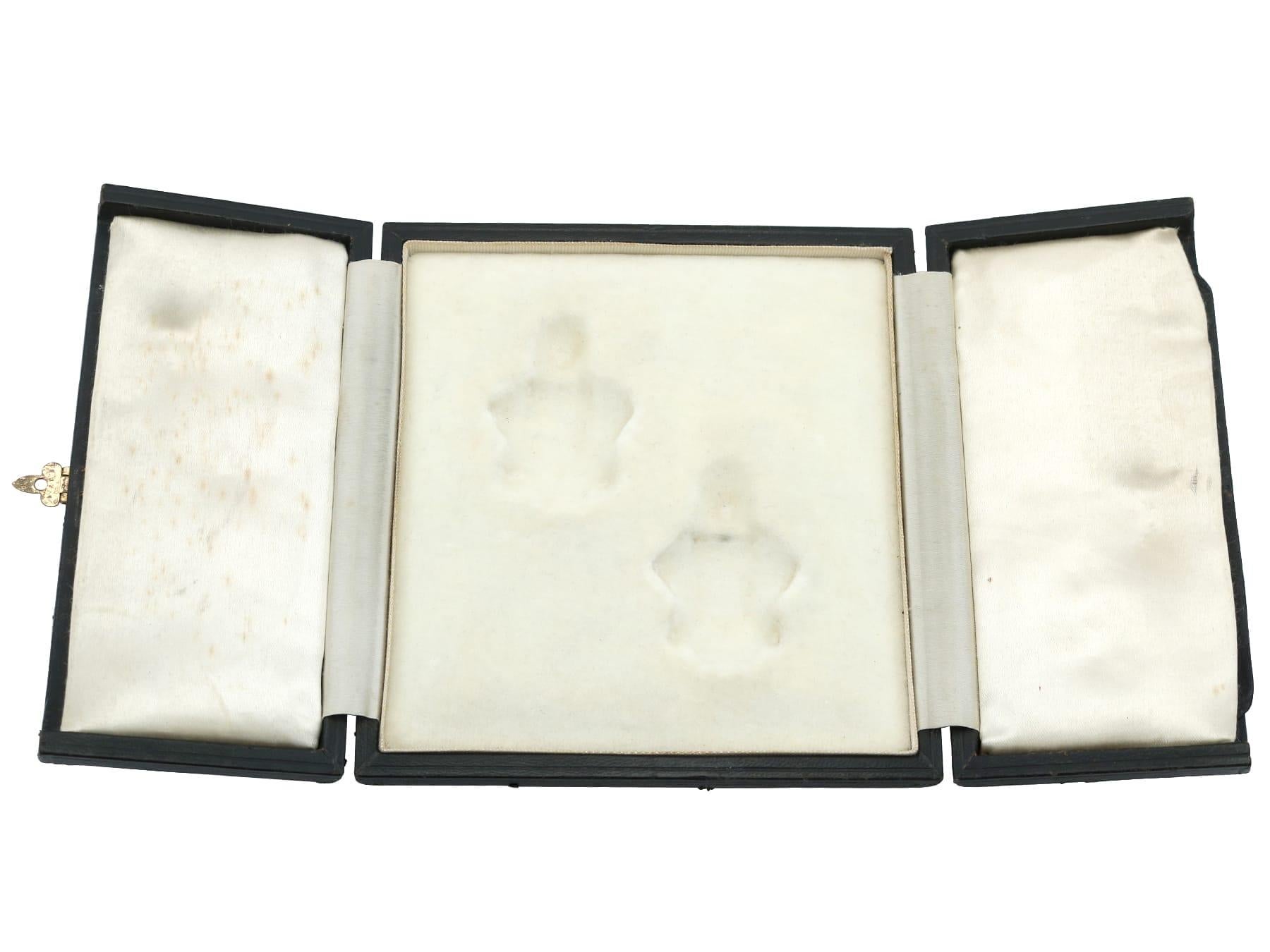 Art Decó Broches de cuarzo teñido tallado 23,06 quilates de diamantes paladio Circa 1925 en venta 9