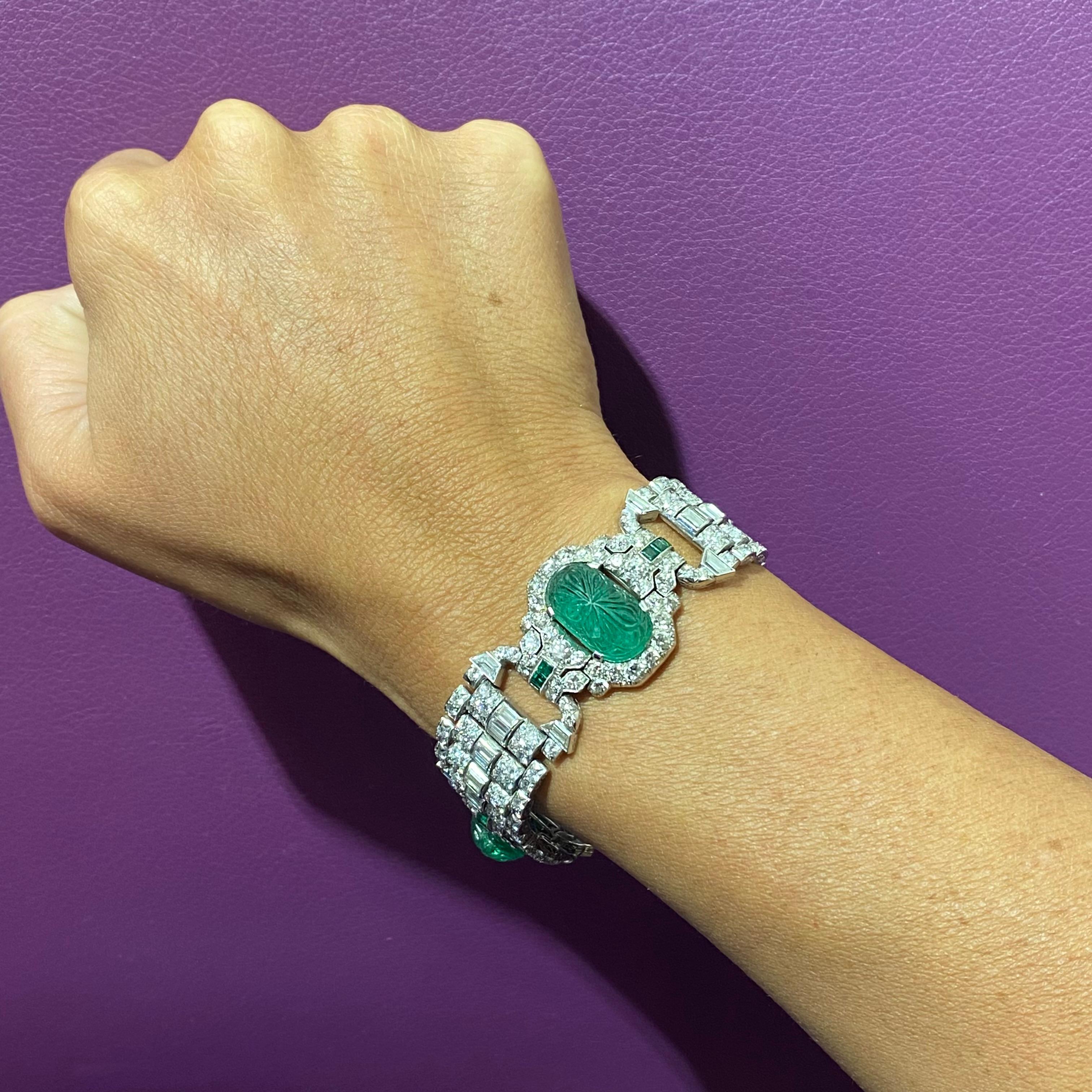 Art-déco-Armband mit geschnitztem Smaragd und Diamanten (Art déco) im Angebot