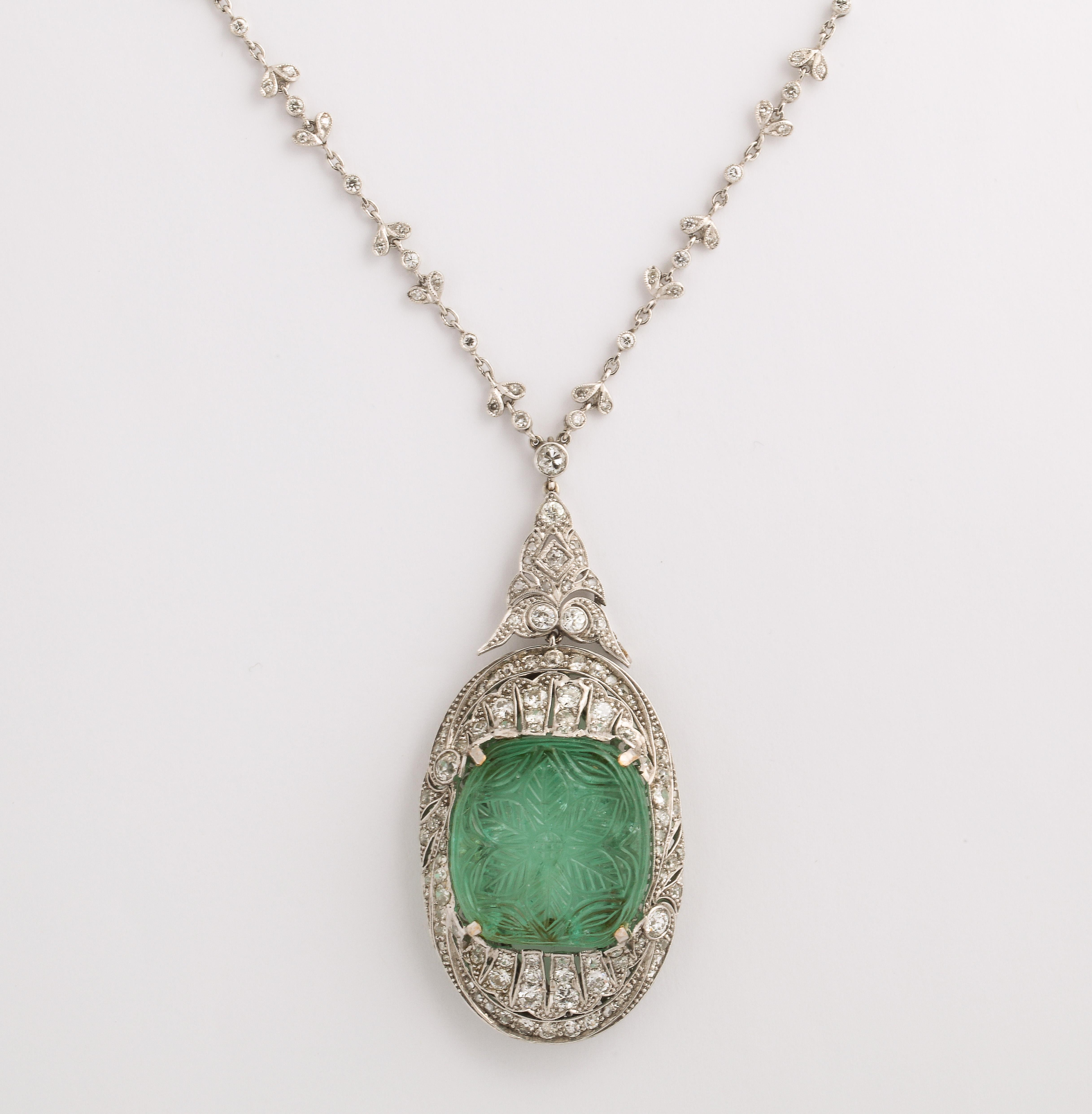 Art-Déco-Halskette mit geschnitztem Smaragd und Diamanten (Art déco) im Angebot