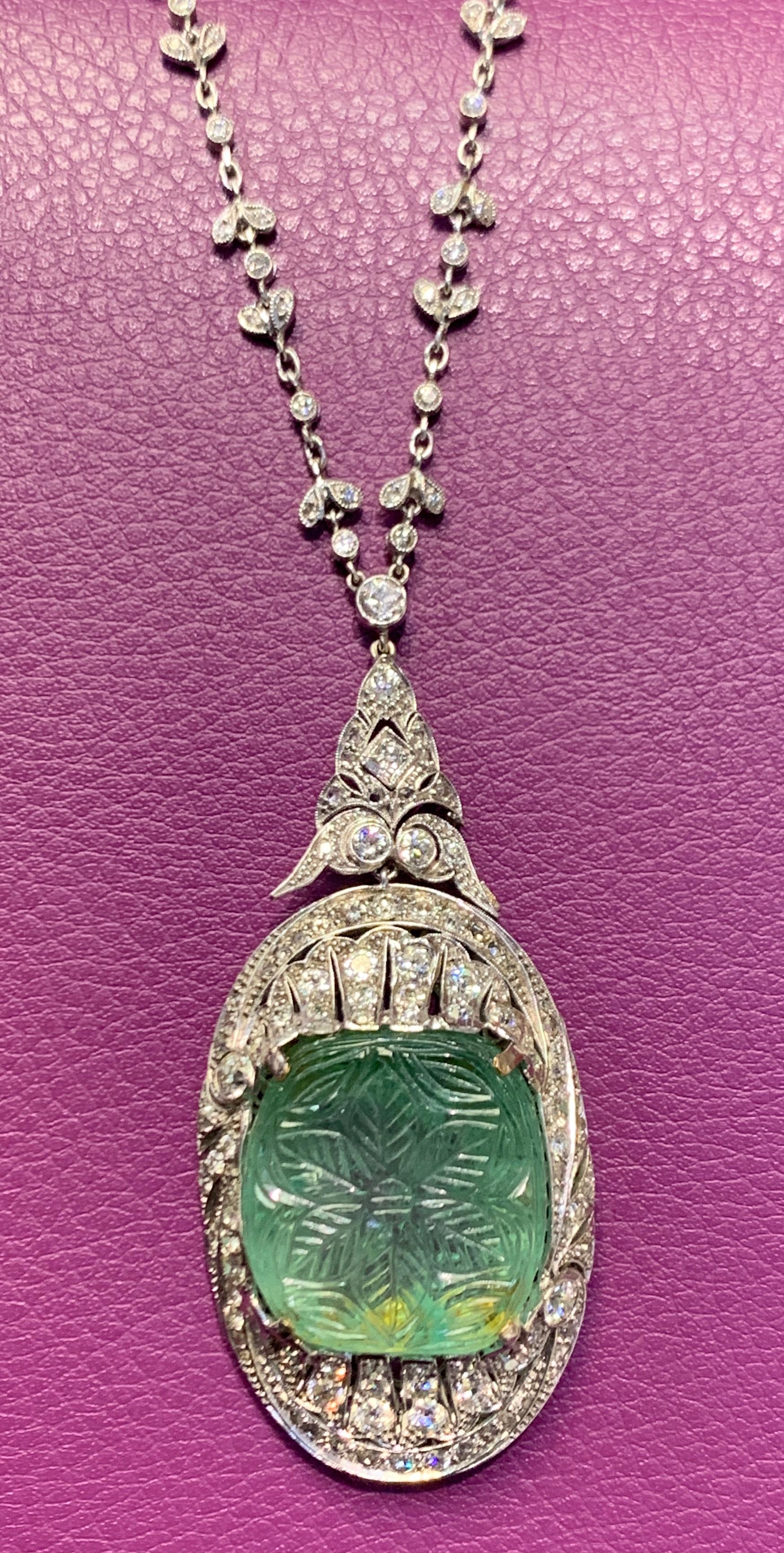 Art-Déco-Halskette mit geschnitztem Smaragd und Diamanten im Zustand „Hervorragend“ im Angebot in New York, NY