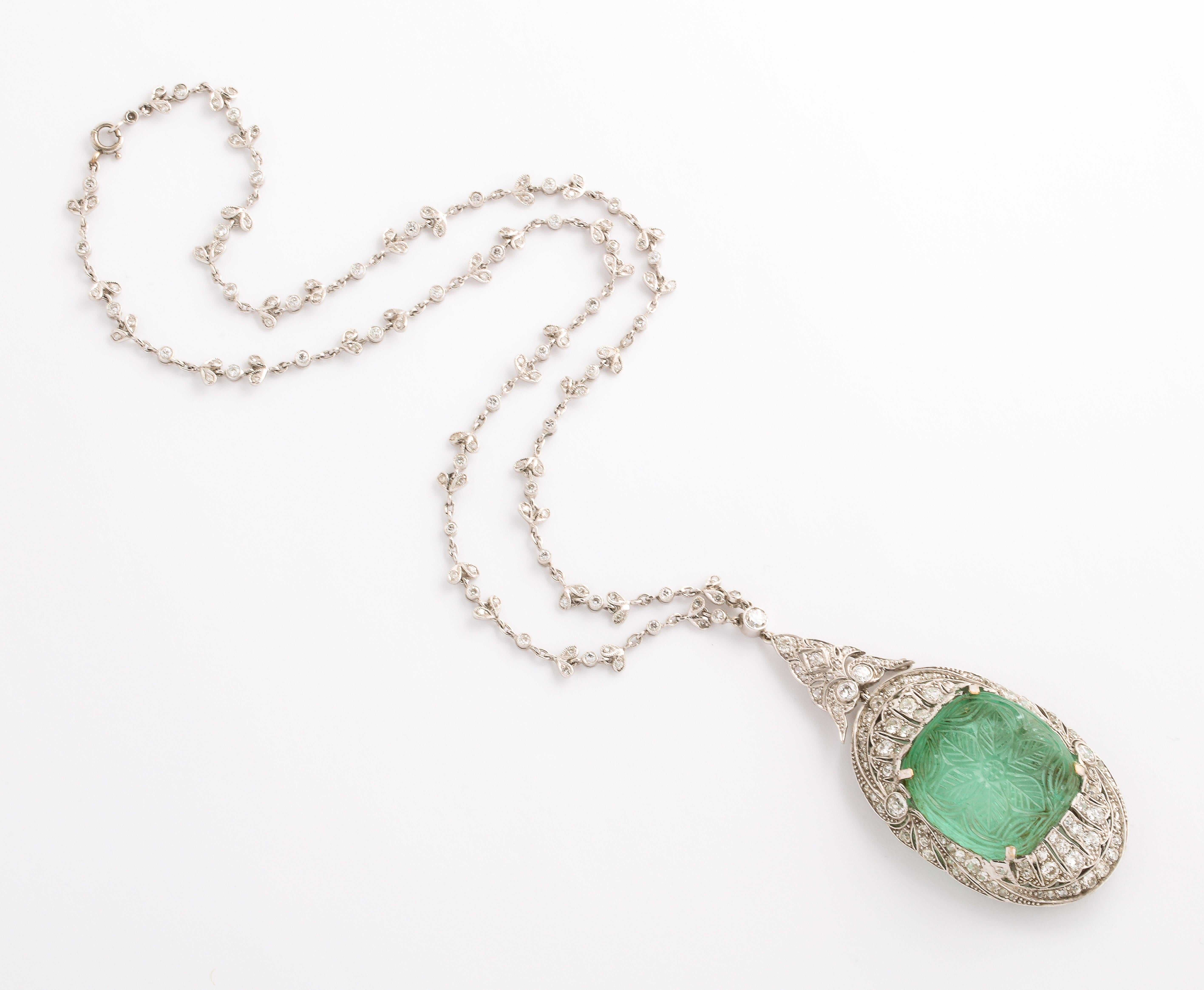 Art-Déco-Halskette mit geschnitztem Smaragd und Diamanten (Radiantschliff) im Angebot