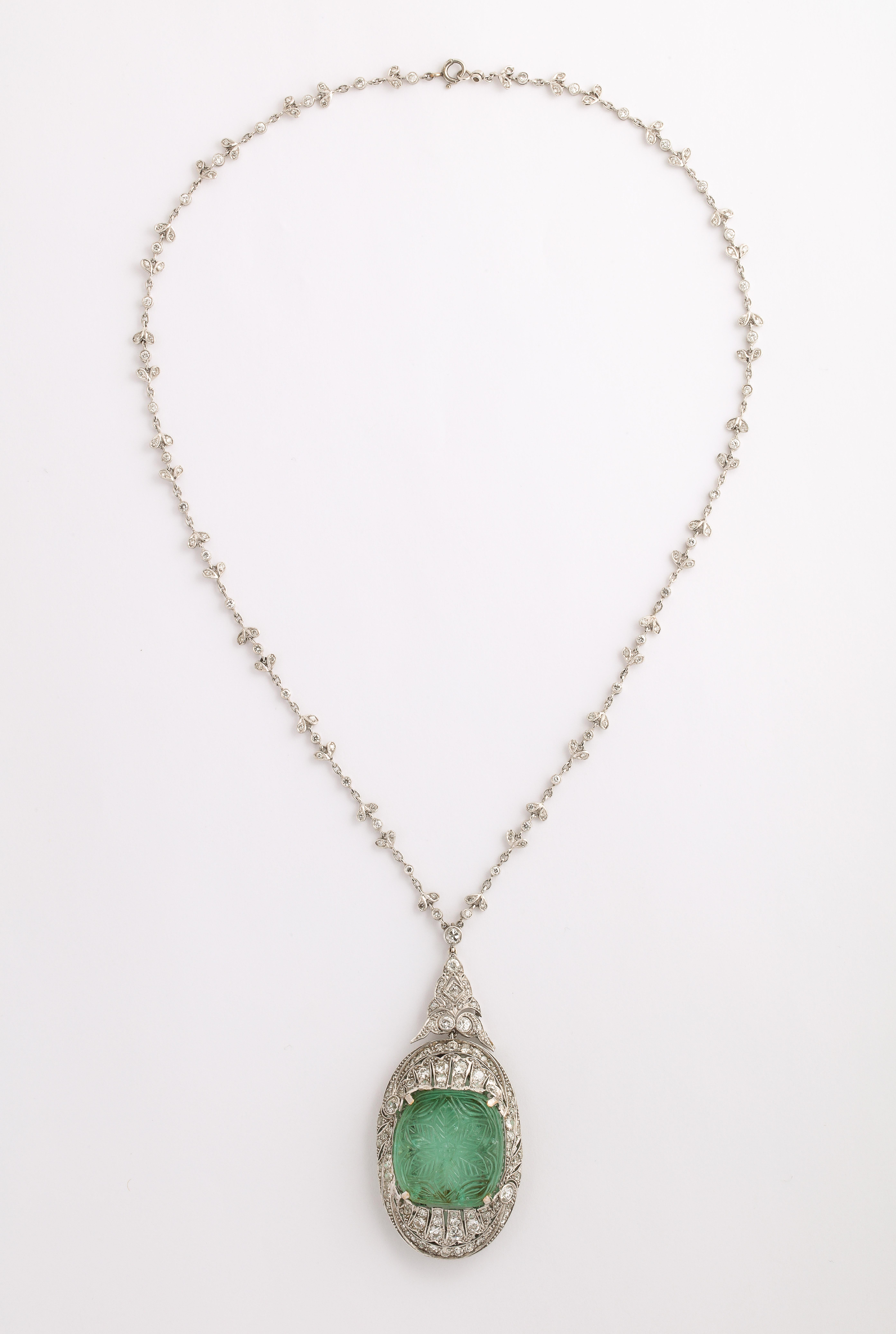 Art Deco geschnitzt Mughal Stil Smaragd und Diamant-Halskette
Abmessungen: Kette: 18