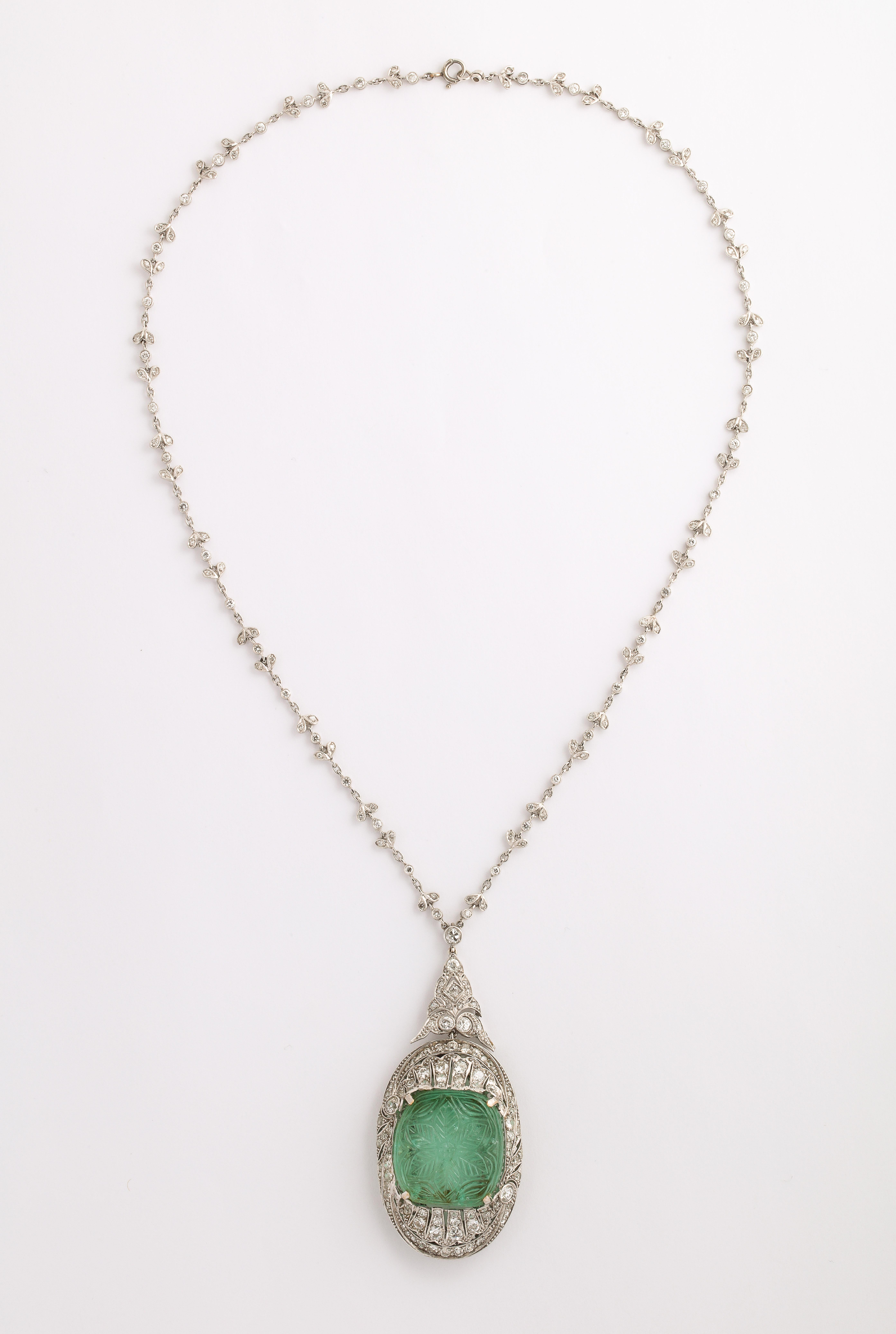 Art Carved Collana di smeraldi e diamanti in stile Mughal intagliato
Misure: Catena: 18