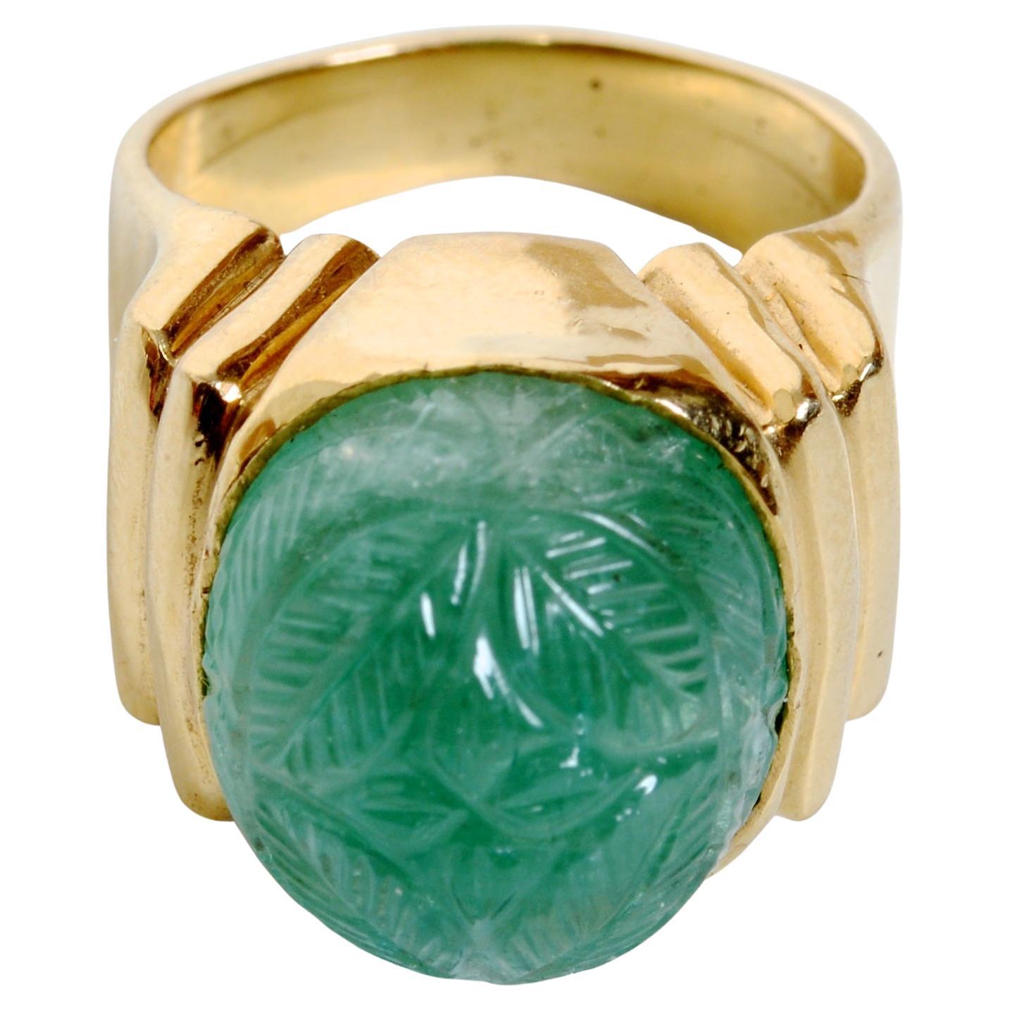 Art Deco Carved Emerald Cabochon Ring Set in 22KT Yellow Gold im Angebot