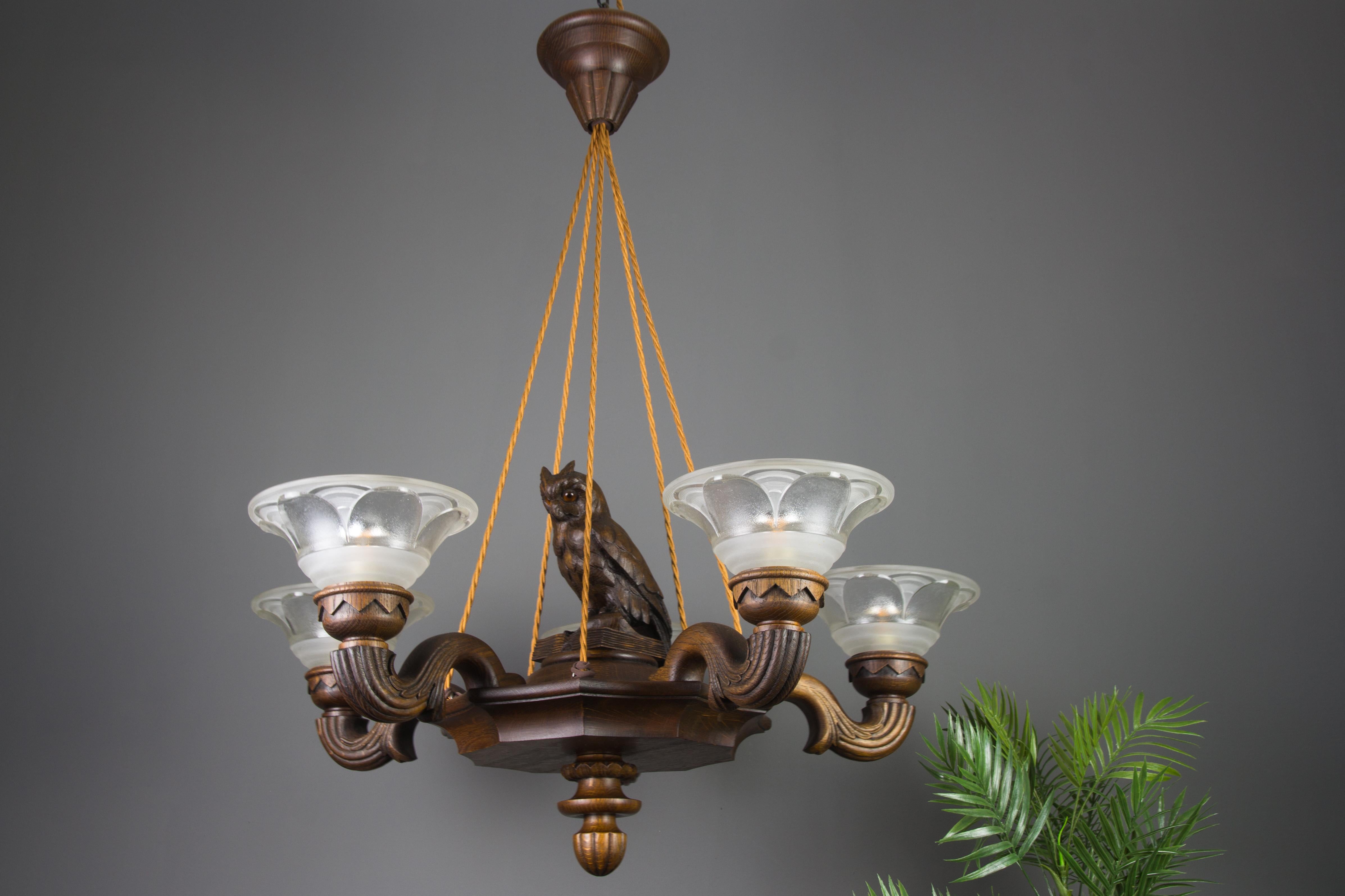 Hand-Carved Art Deco Carved Five-Light Chandelier with Owl Figure and Glass by Ezan, 1920s