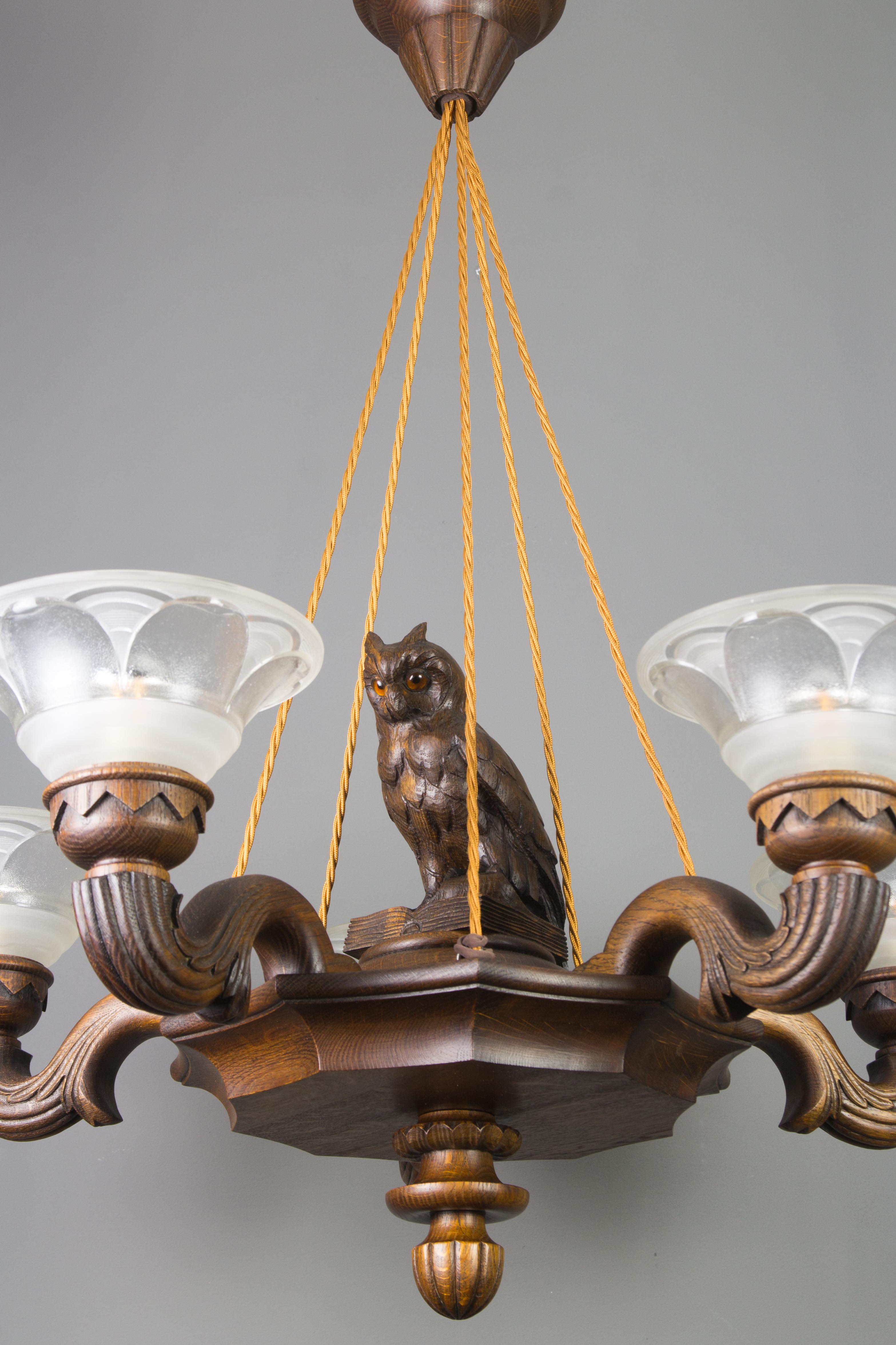 Art Deco Carved Five-Light Chandelier with Owl Figure and Glass by Ezan, 1920s In Good Condition In Barntrup, DE