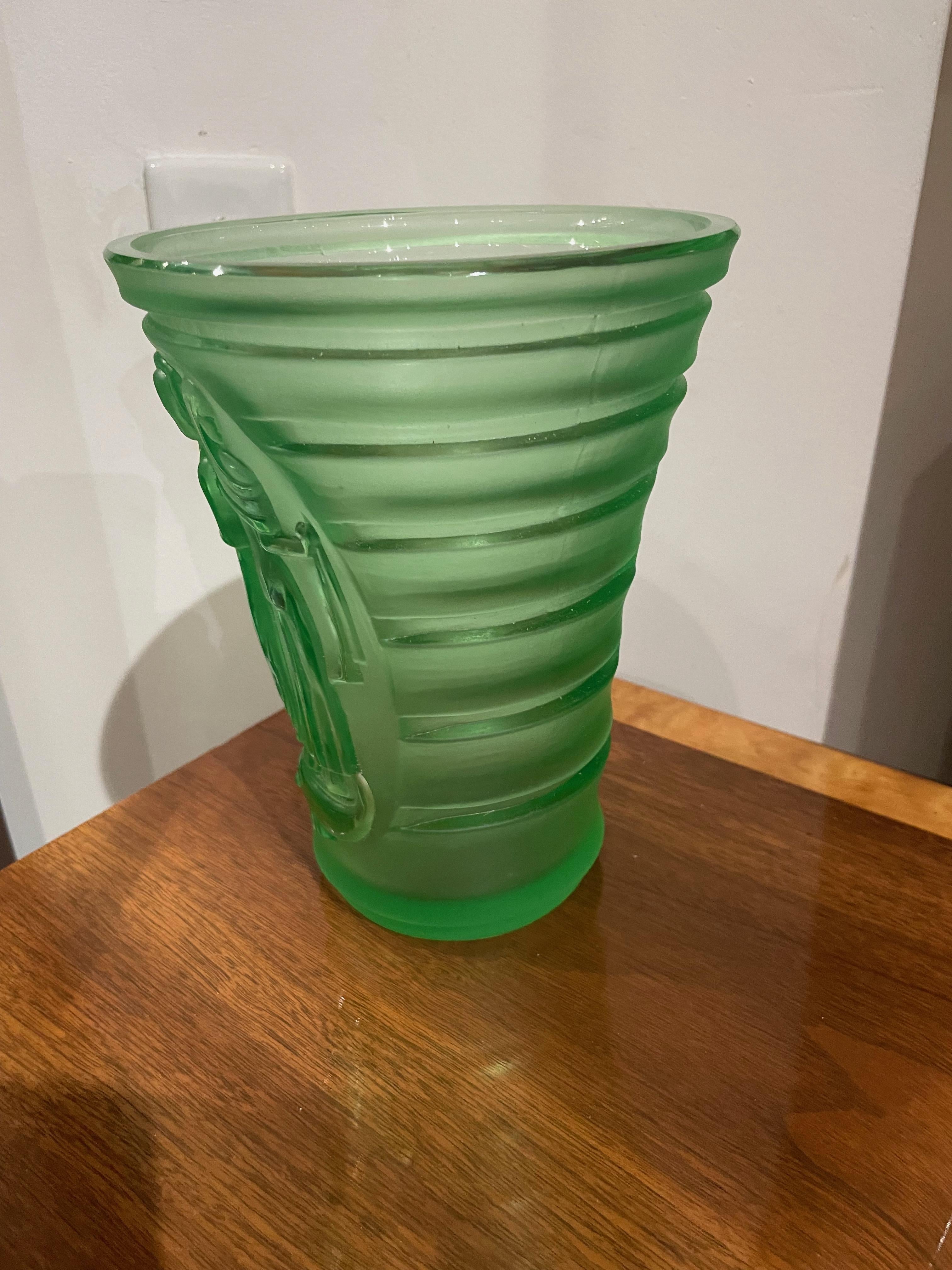 Tchèque Vase en verre vert sculpté Art déco avec femme et oiseaux en vente