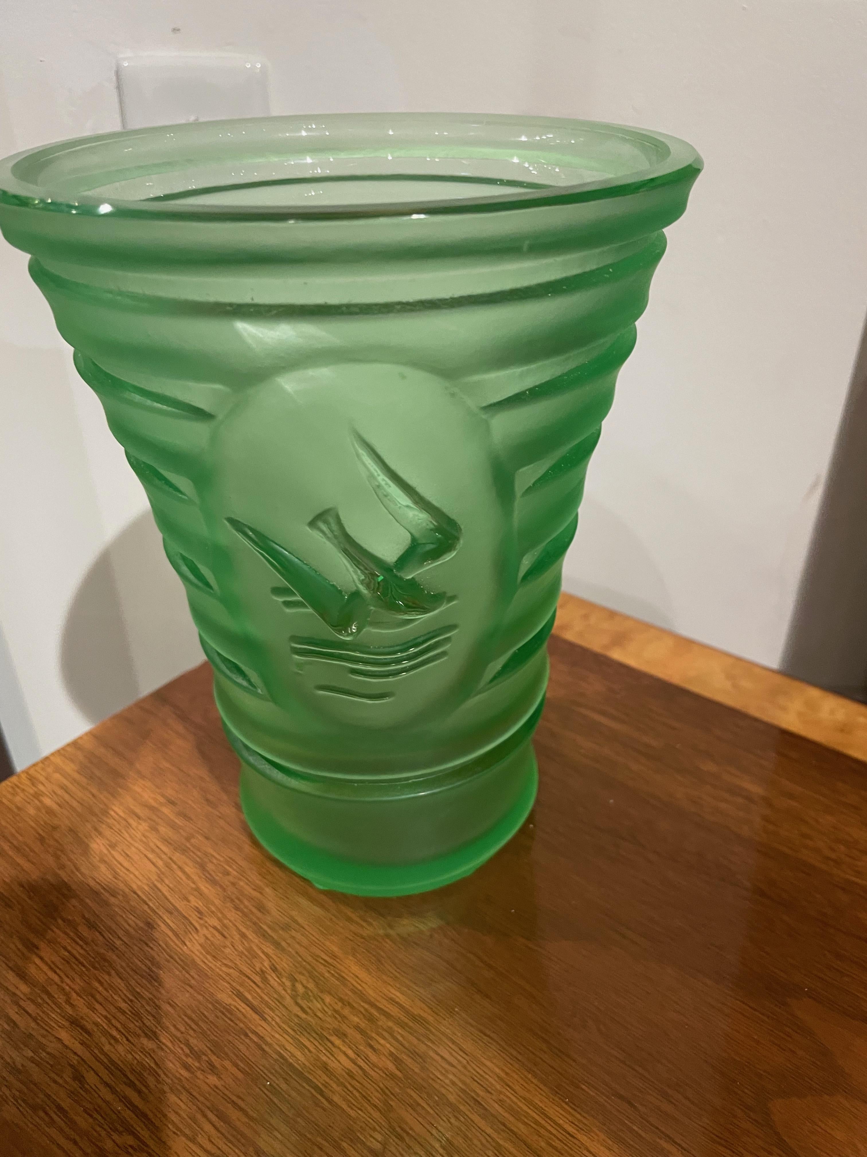 Geschnitzte Vase aus grünem Glas im Art déco-Stil mit Frau und Vögeln (Mitte des 20. Jahrhunderts)