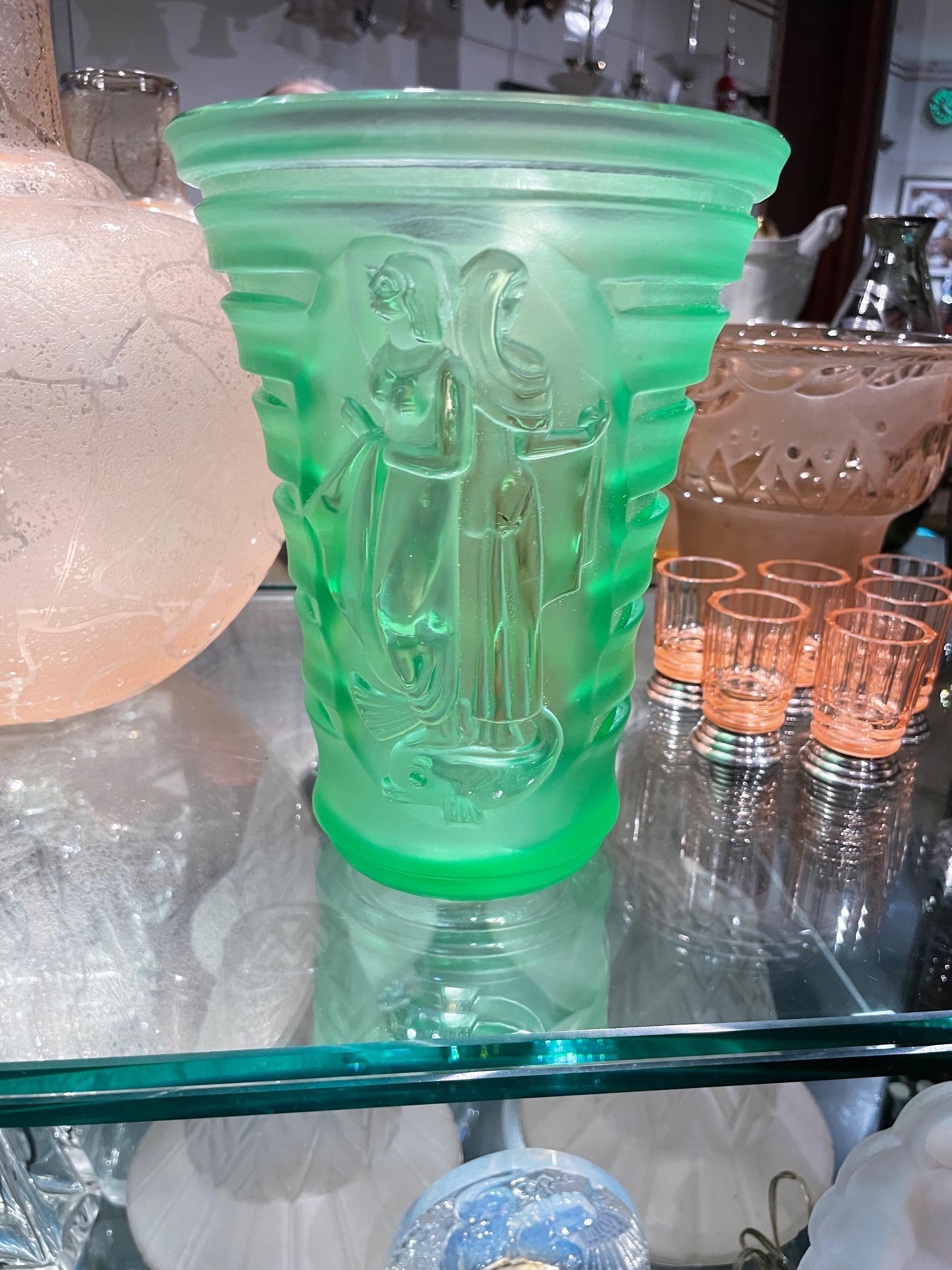 Geschnitzte Vase aus grünem Glas im Art déco-Stil mit Frau und Vögeln 1