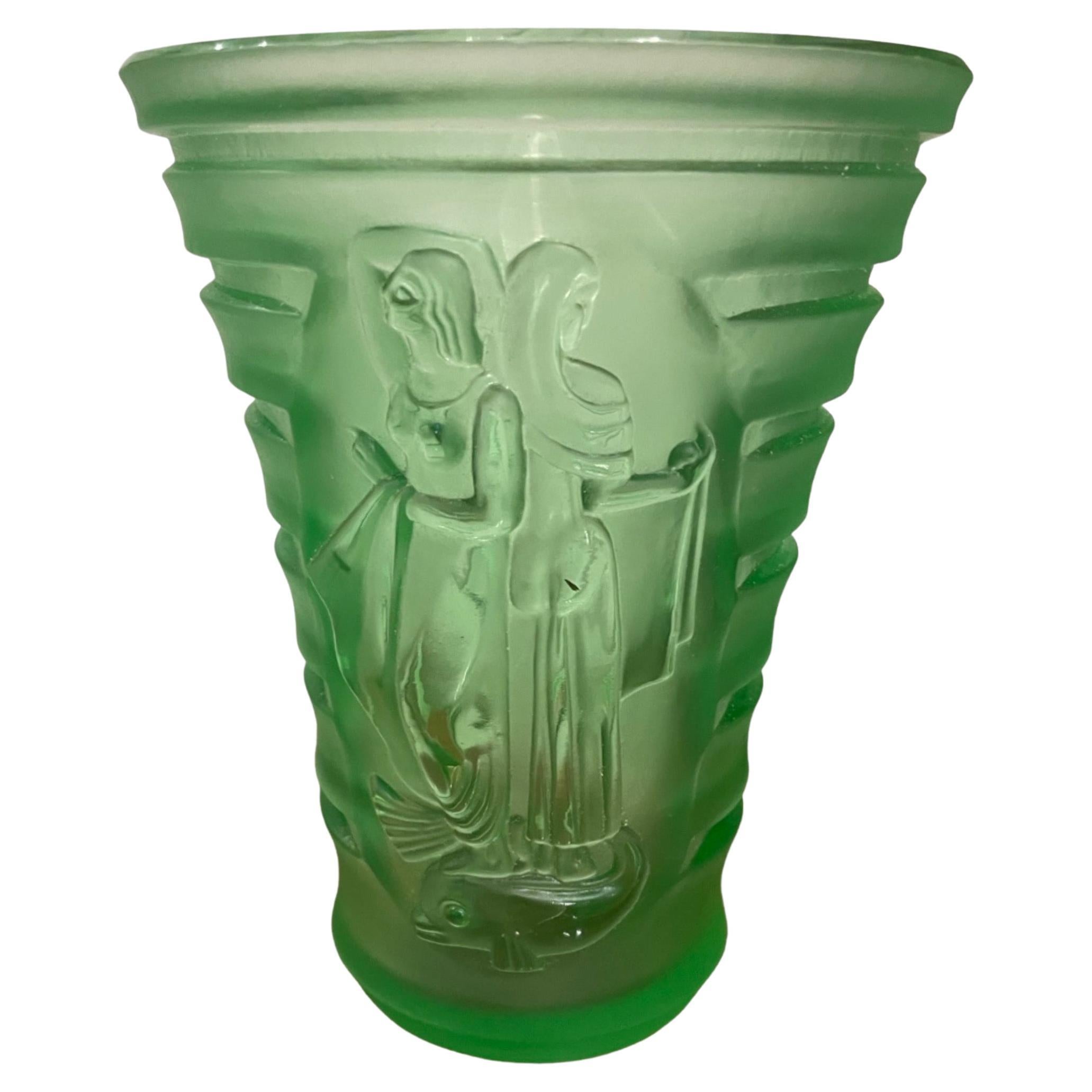 Vase en verre vert sculpté Art déco avec femme et oiseaux en vente