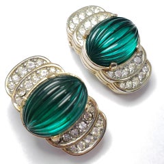 Orecchini a clip con cristalli verdi aperti e intagliati in stile Art Deco, in oro, inizio 1900