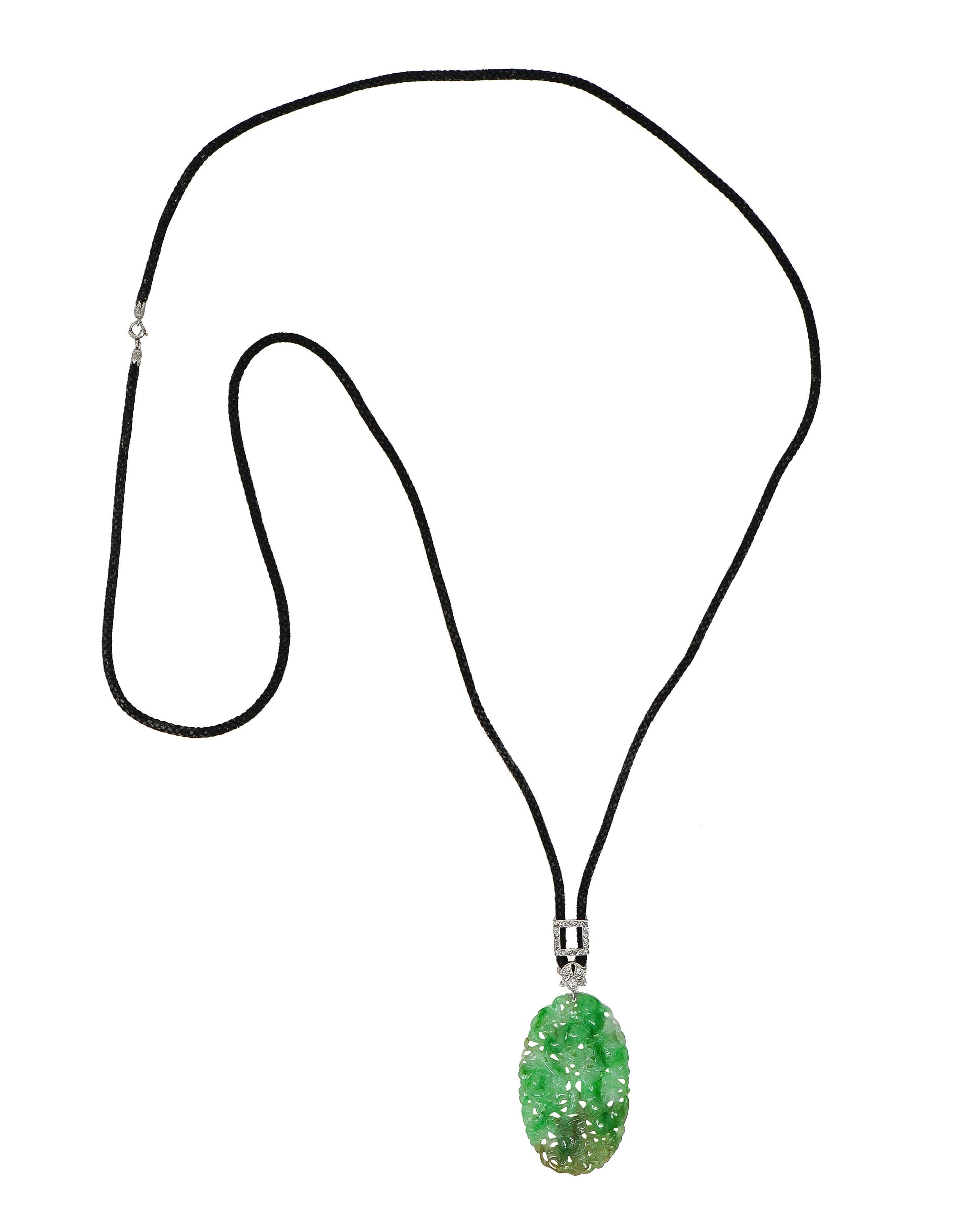 Art Déco Art Carved Collana con ciondolo a slitta in giada e diamanti in platino antico in vendita