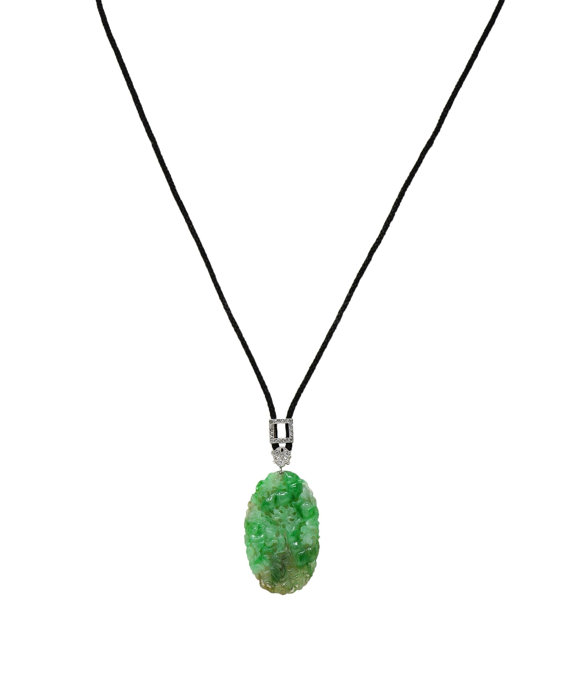 Taglio antico europeo Art Carved Collana con ciondolo a slitta in giada e diamanti in platino antico in vendita