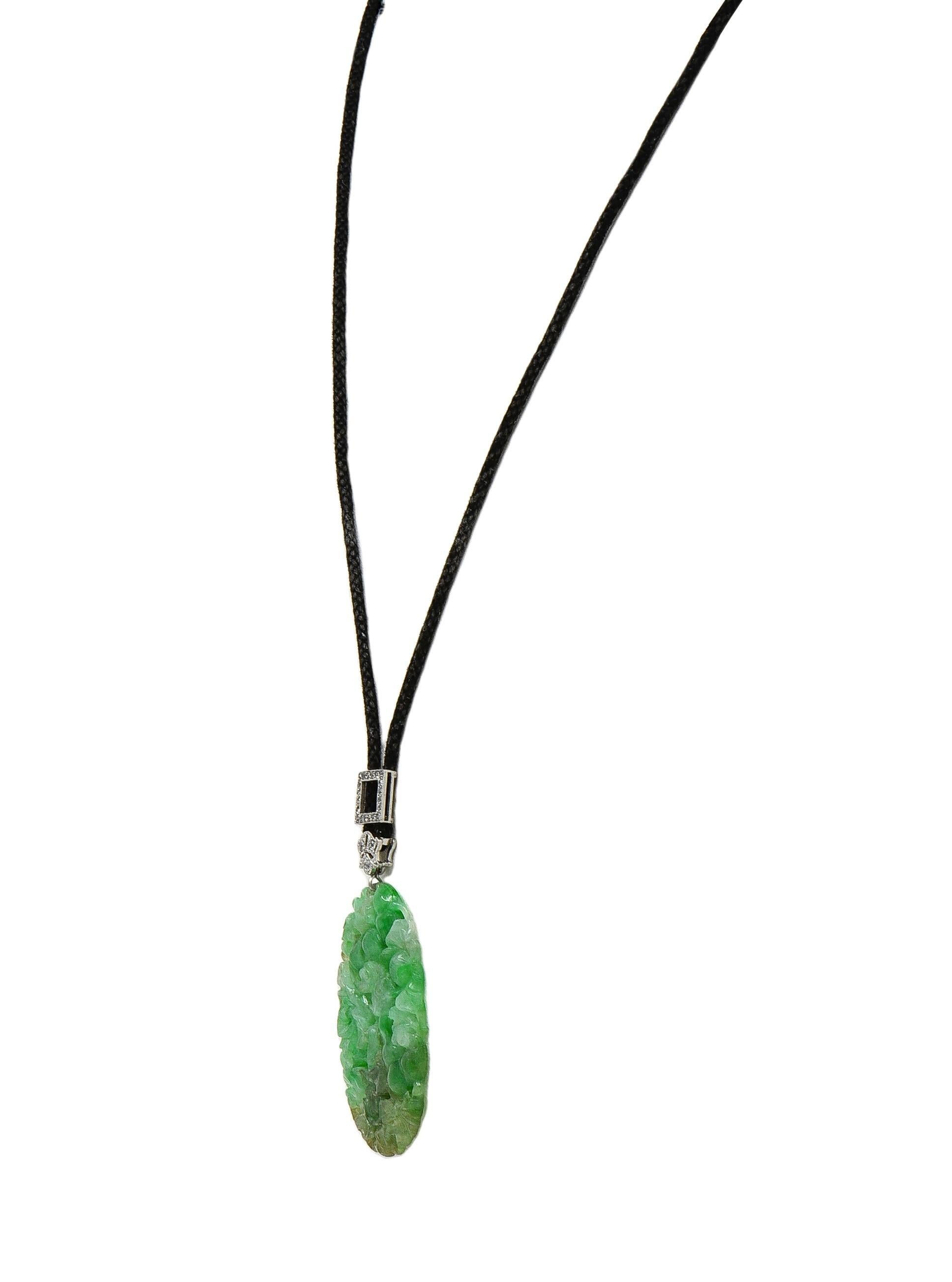 da uomo o donna Art Carved Collana con ciondolo a slitta in giada e diamanti in platino antico in vendita