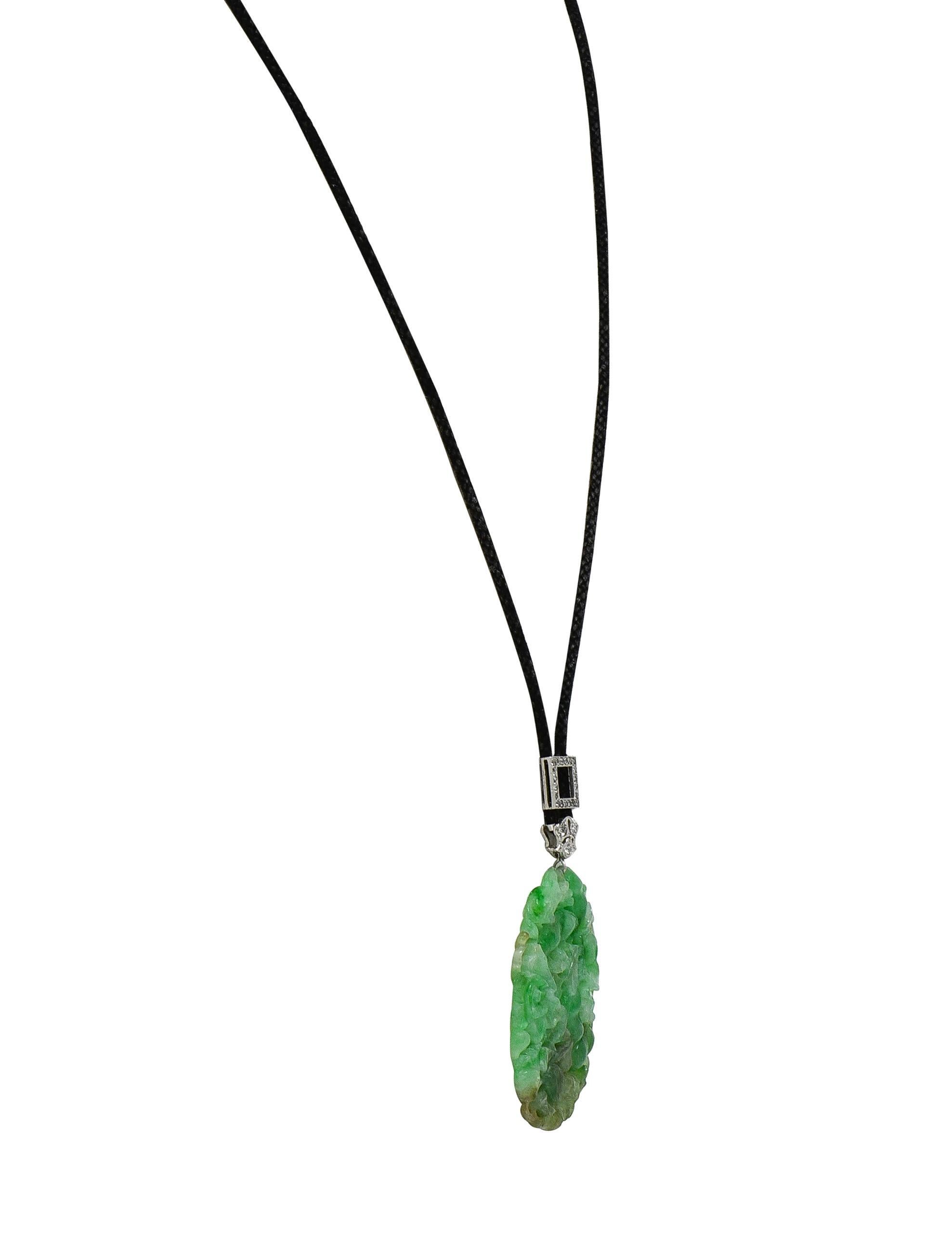 Art Carved Collana con ciondolo a slitta in giada e diamanti in platino antico in vendita 2