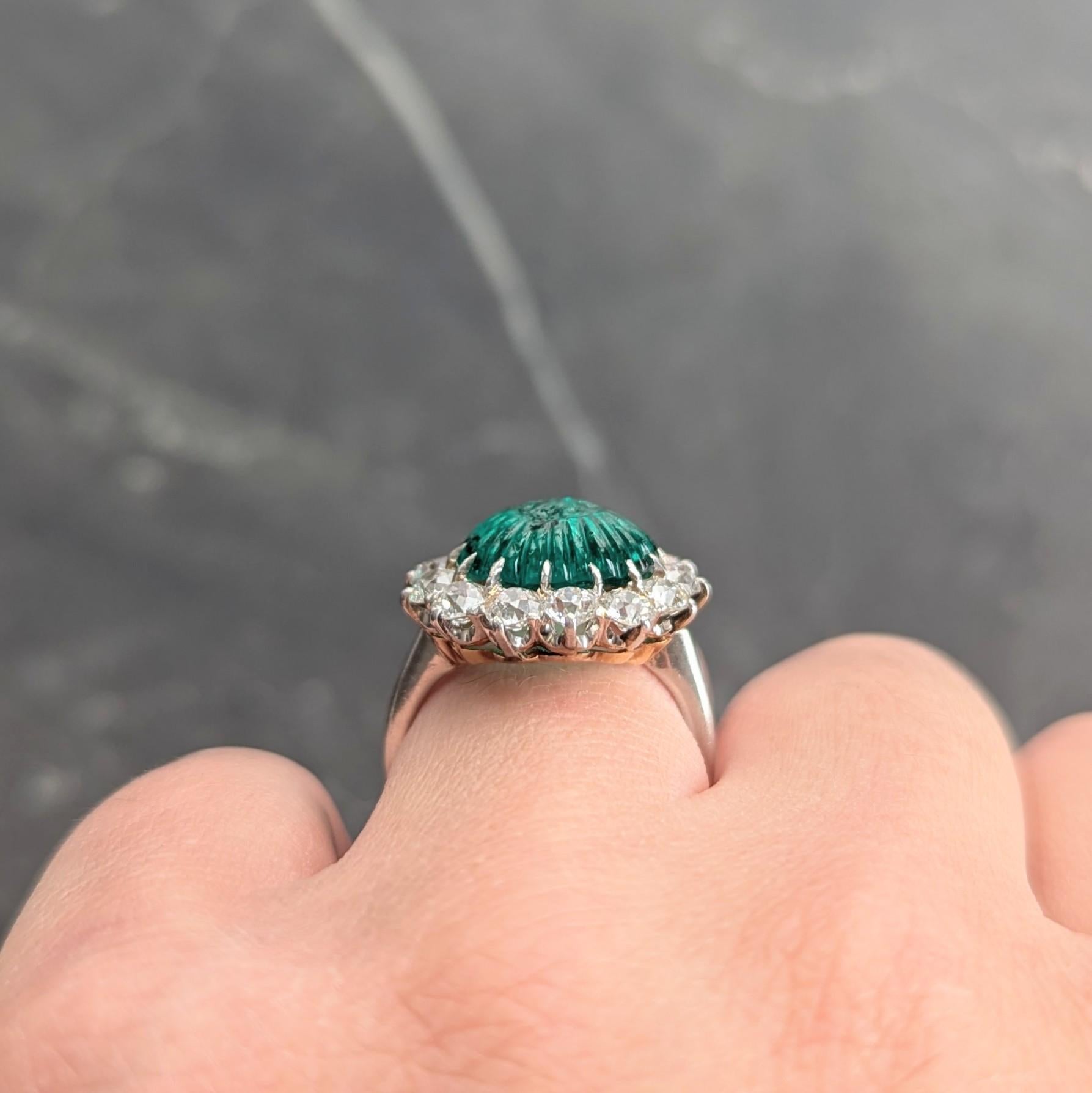 Art Carved Anello aureolato con smeraldo e diamante in platino e oro 18 carati in vendita 4