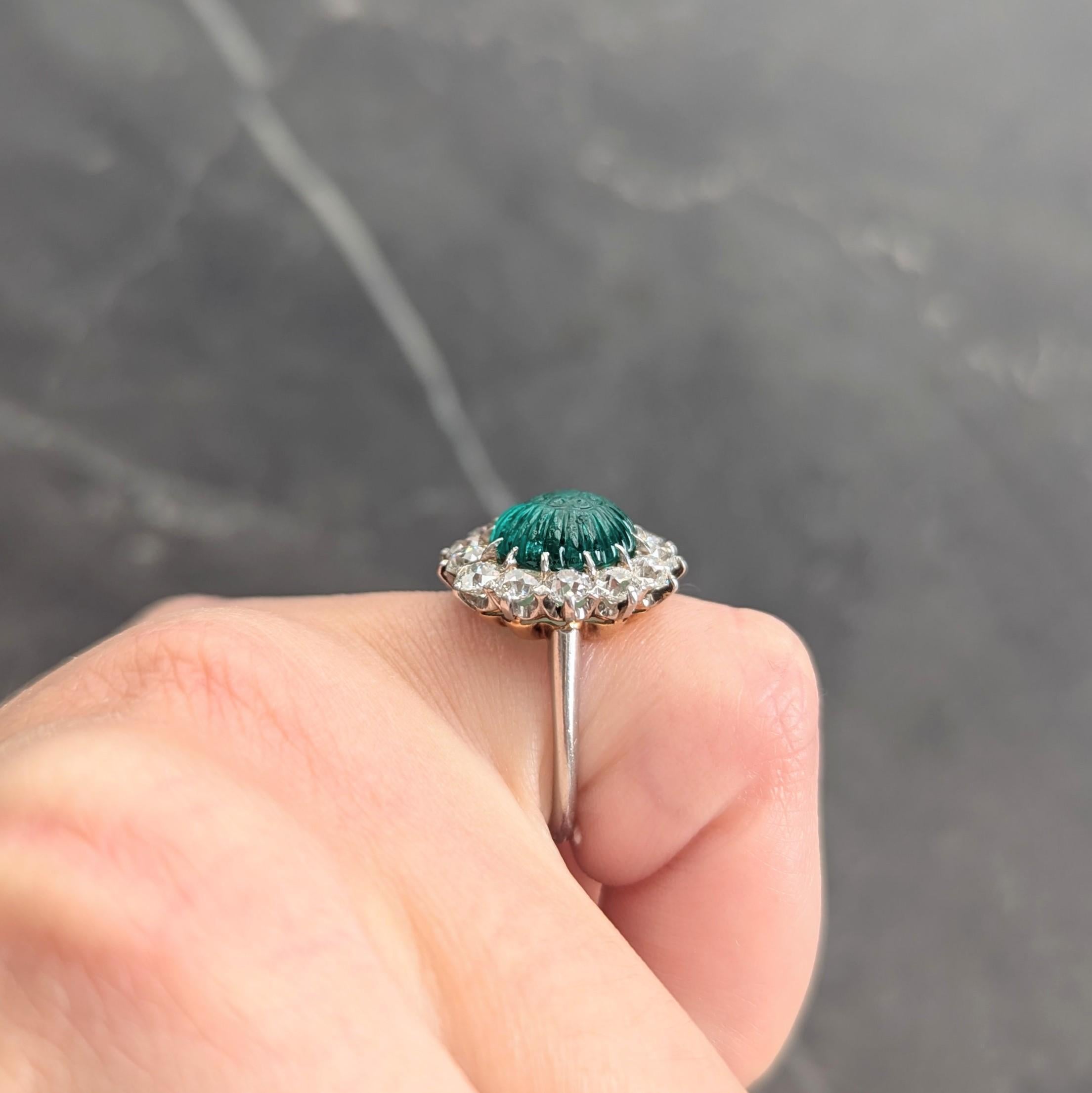 Art Carved Anello aureolato con smeraldo e diamante in platino e oro 18 carati in vendita 5