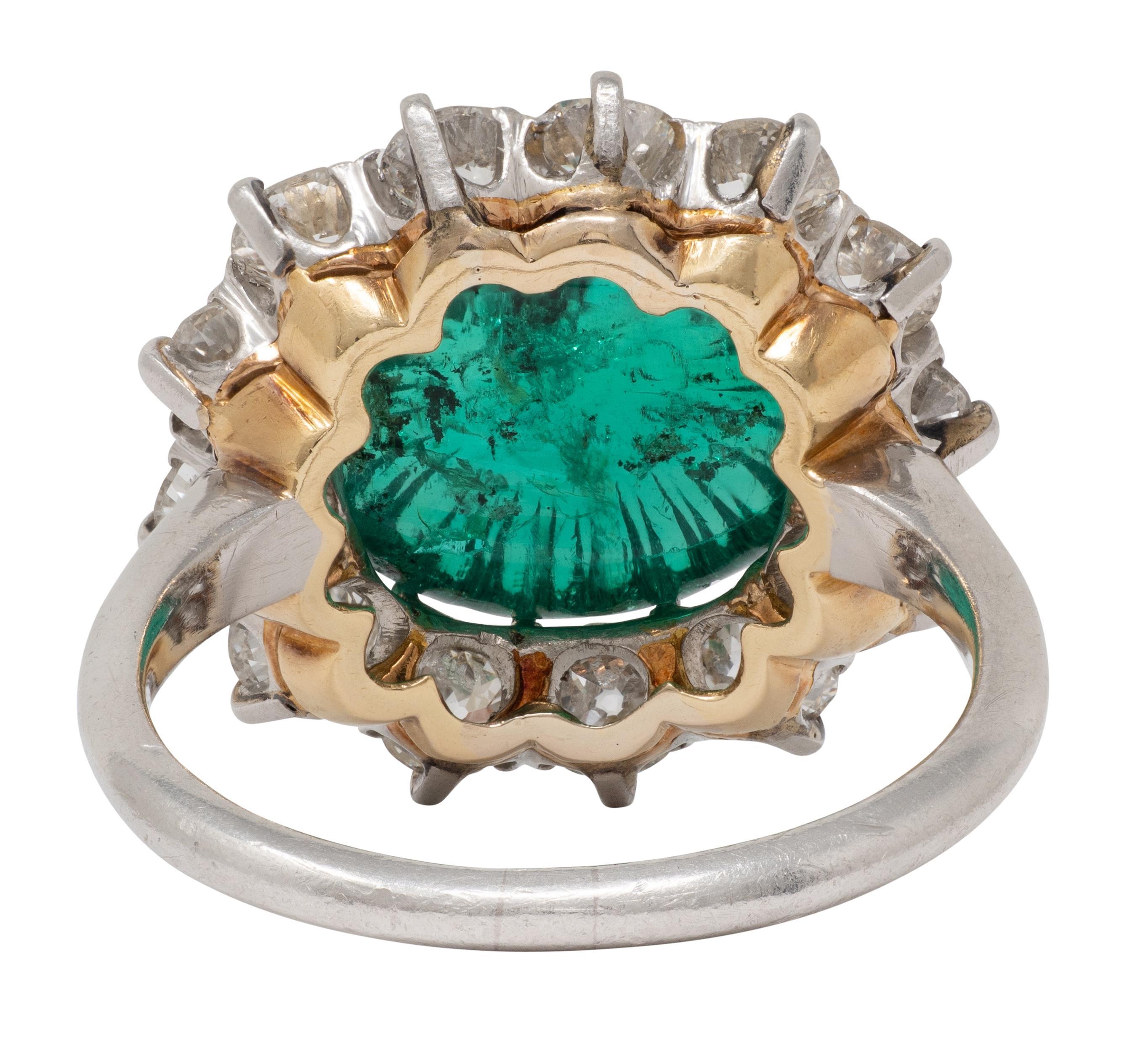 Art Carved Anello aureolato con smeraldo e diamante in platino e oro 18 carati In condizioni ottime in vendita a Philadelphia, PA