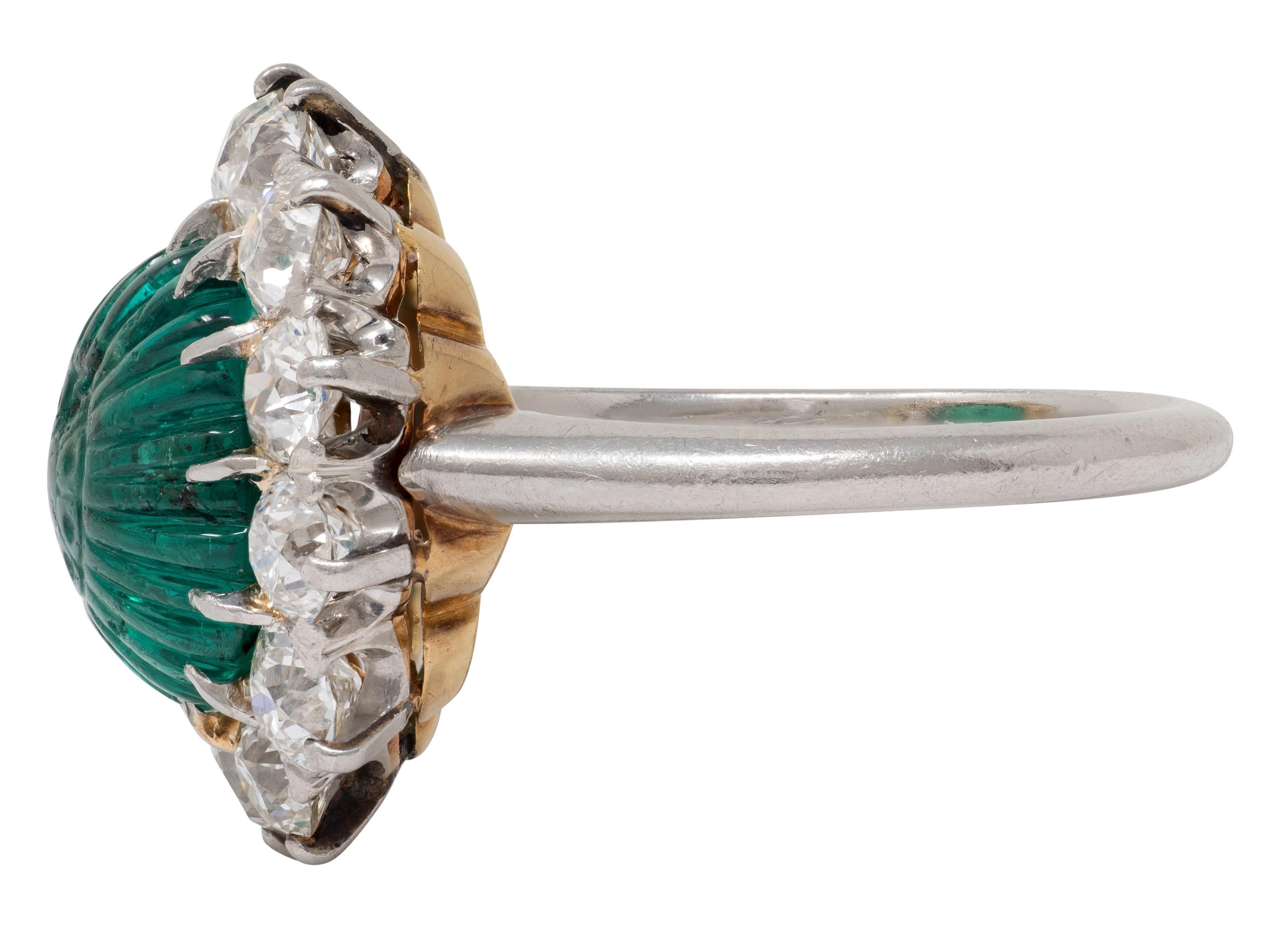 Donna Art Carved Anello aureolato con smeraldo e diamante in platino e oro 18 carati in vendita