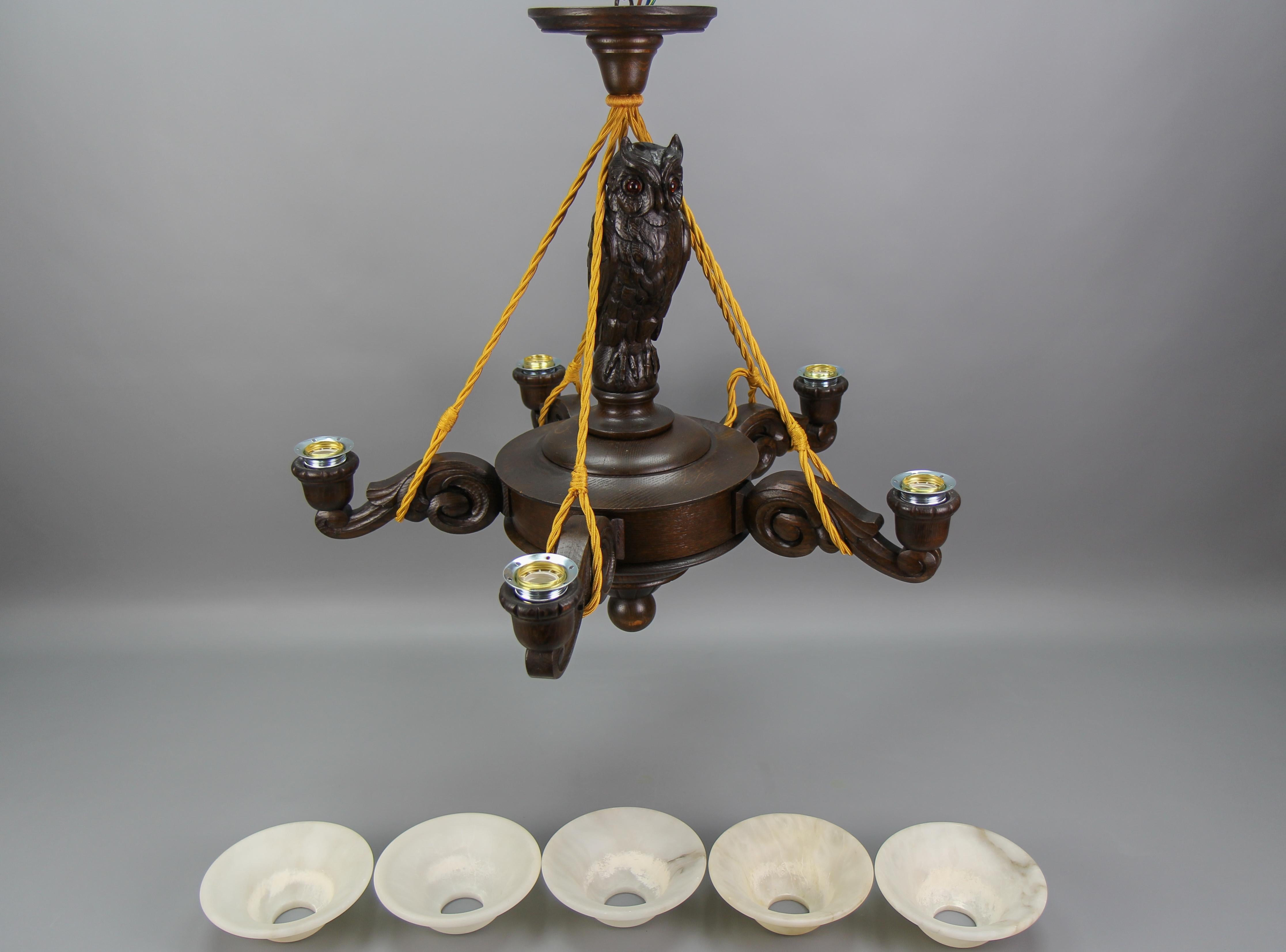 Lustre Art Déco à cinq lumières en bois de chêne sculpté et albâtre avec figurine de hibou en vente 7
